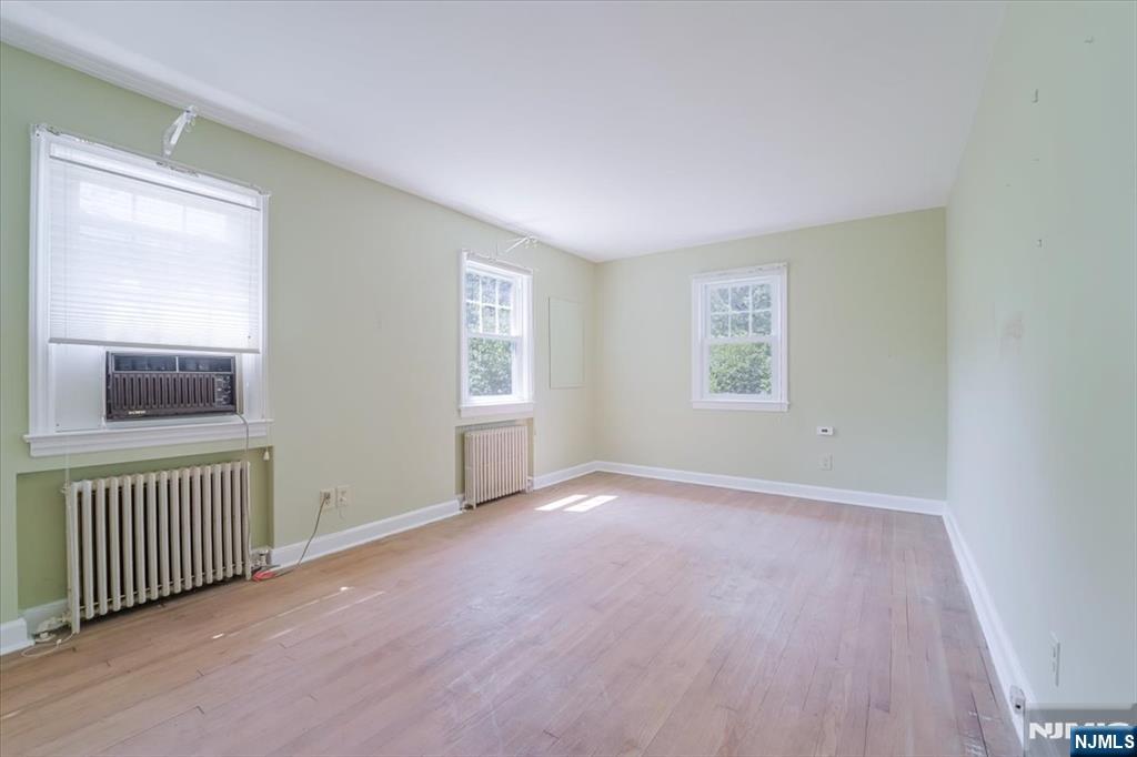 Wyckoff, New Jersey, 07481, United States, 5 Bedrooms Bedrooms, ,3 BathroomsBathrooms,Residential,For Sale,1920026