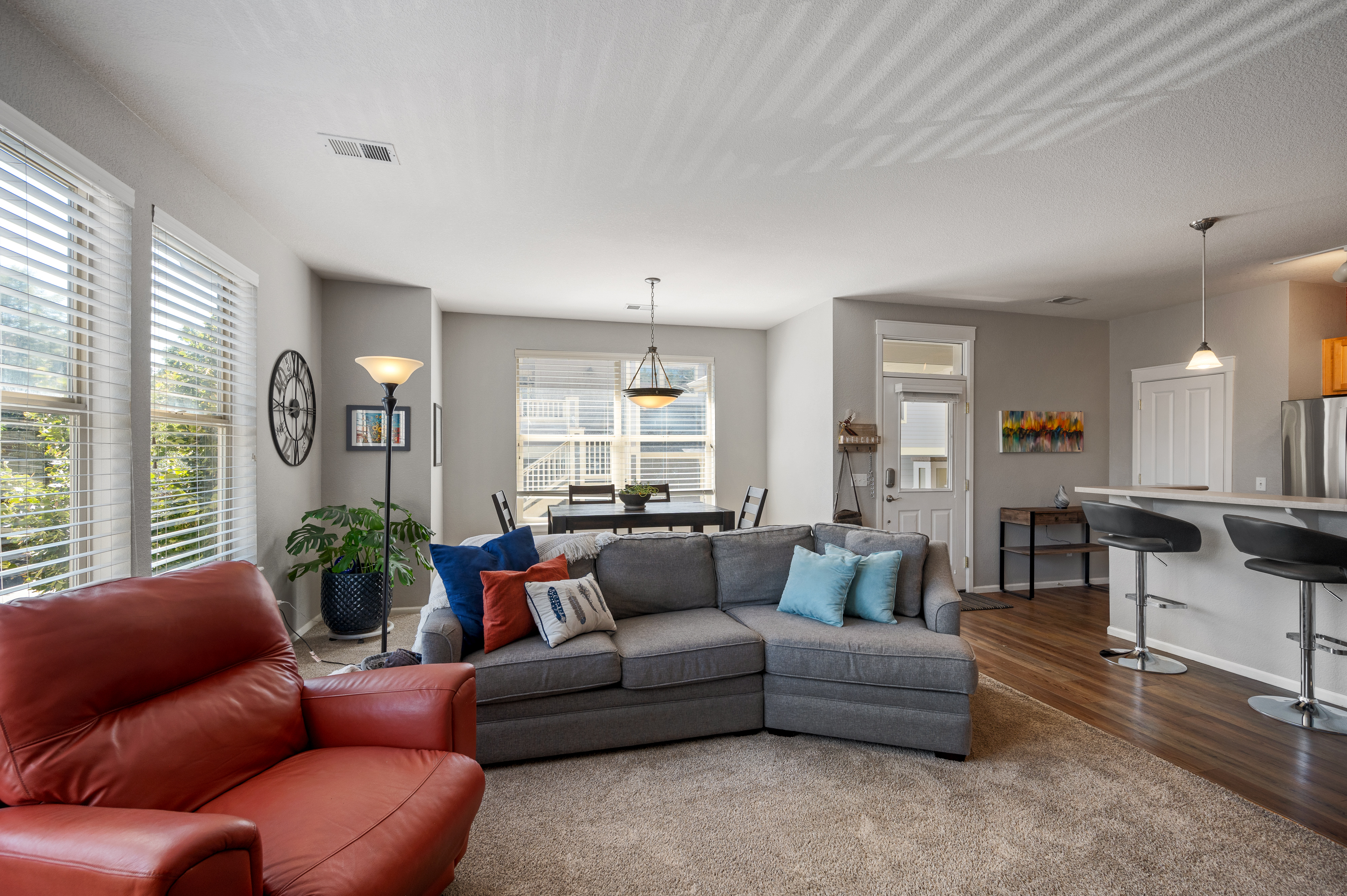  Beautifully Designed 2nd-floor Condo in Sought-after Community of Edgewater Park - 物件實景