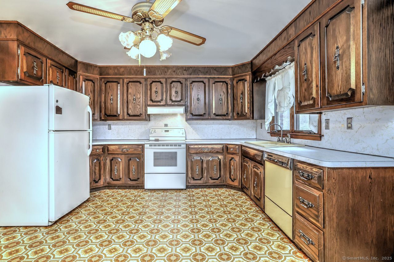 Trumbull, Connecticut, 06611, United States, 3 Bedrooms Bedrooms, ,2 BathroomsBathrooms,Residential,For Sale,1988138