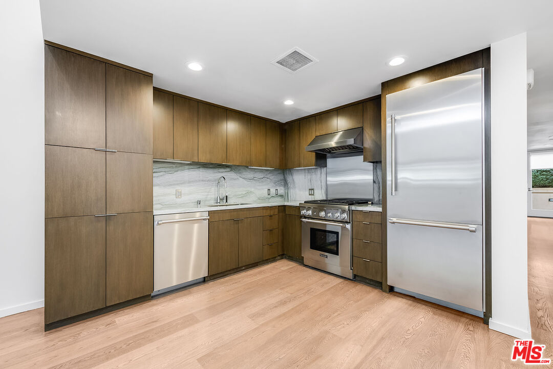 Santa Monica, California, 90401, United States, 2 Bedrooms Bedrooms, ,2 BathroomsBathrooms,Residential,For Sale,2001911