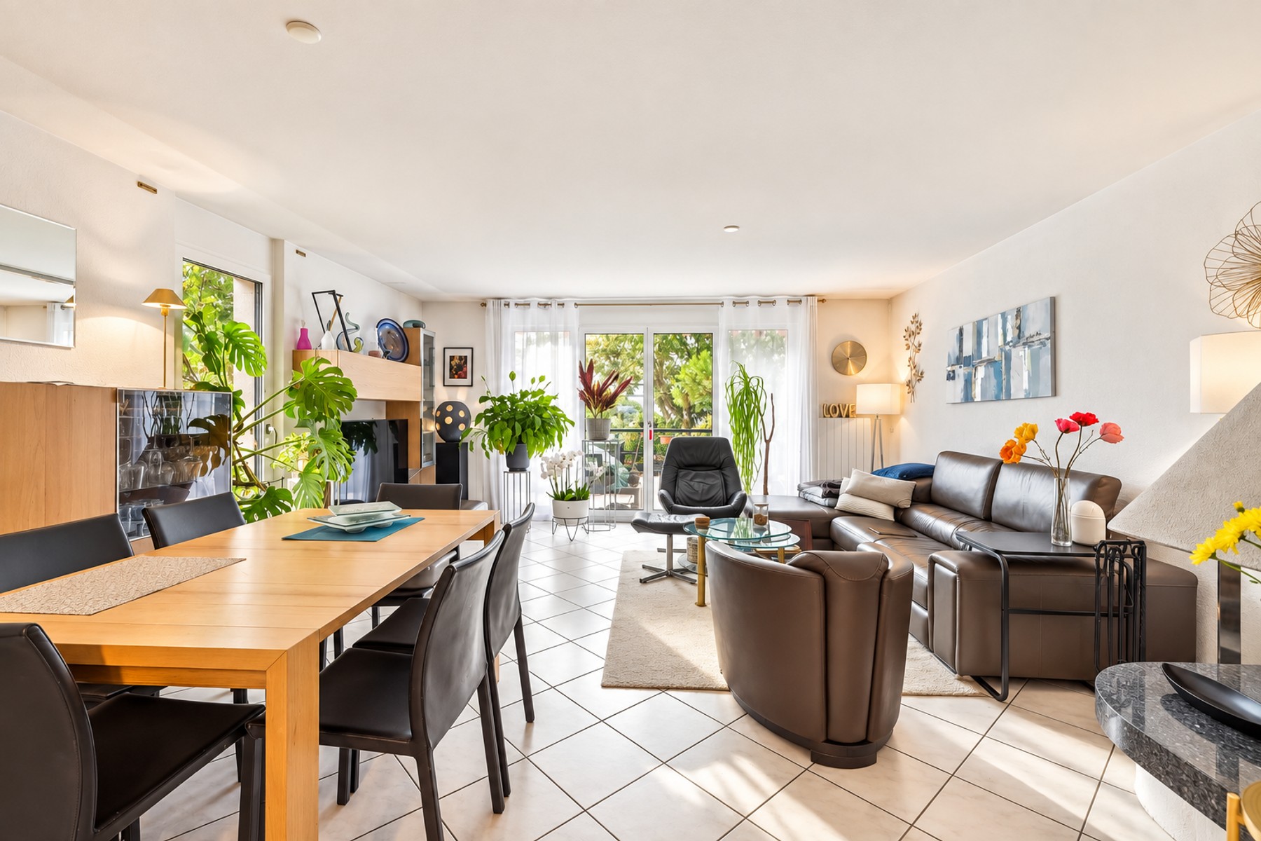 Semi-detached house with a gable roof and a peaceful garden in Chavannes-des-Boi - 物件實景