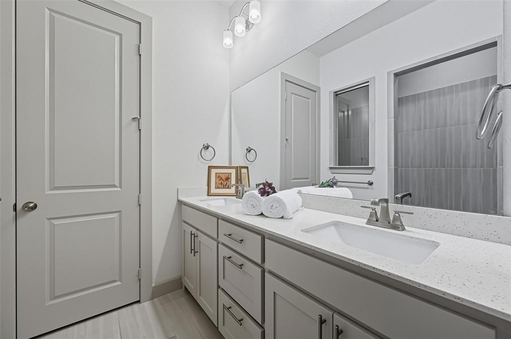 Arlington, Texas, 76005, United States, 4 Bedrooms Bedrooms, ,4 BathroomsBathrooms,Residential,For Sale,1963930