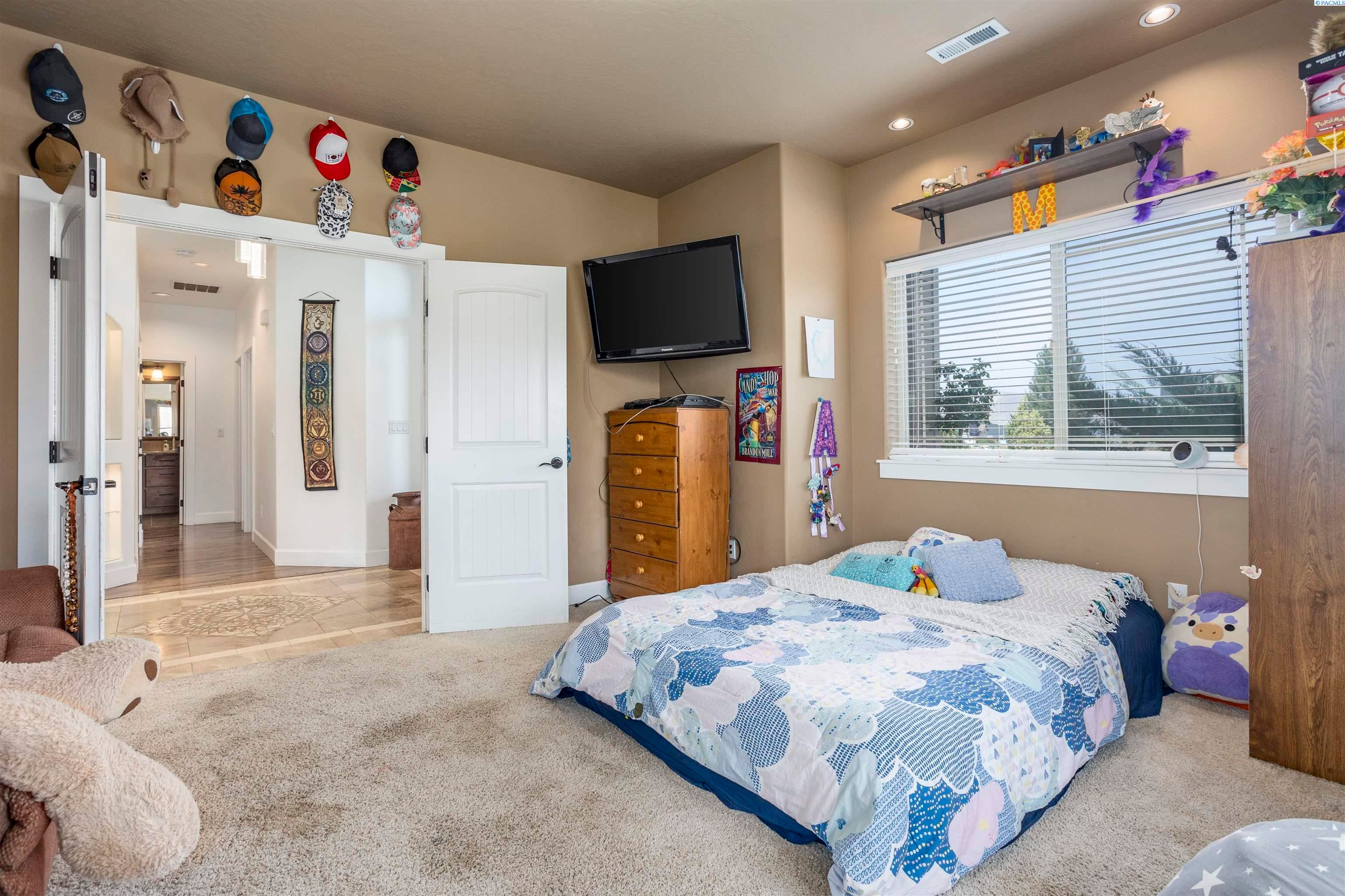 West Richland, Washington, 99353, United States, 4 Bedrooms Bedrooms, ,2 BathroomsBathrooms,Residential,For Sale,1944787