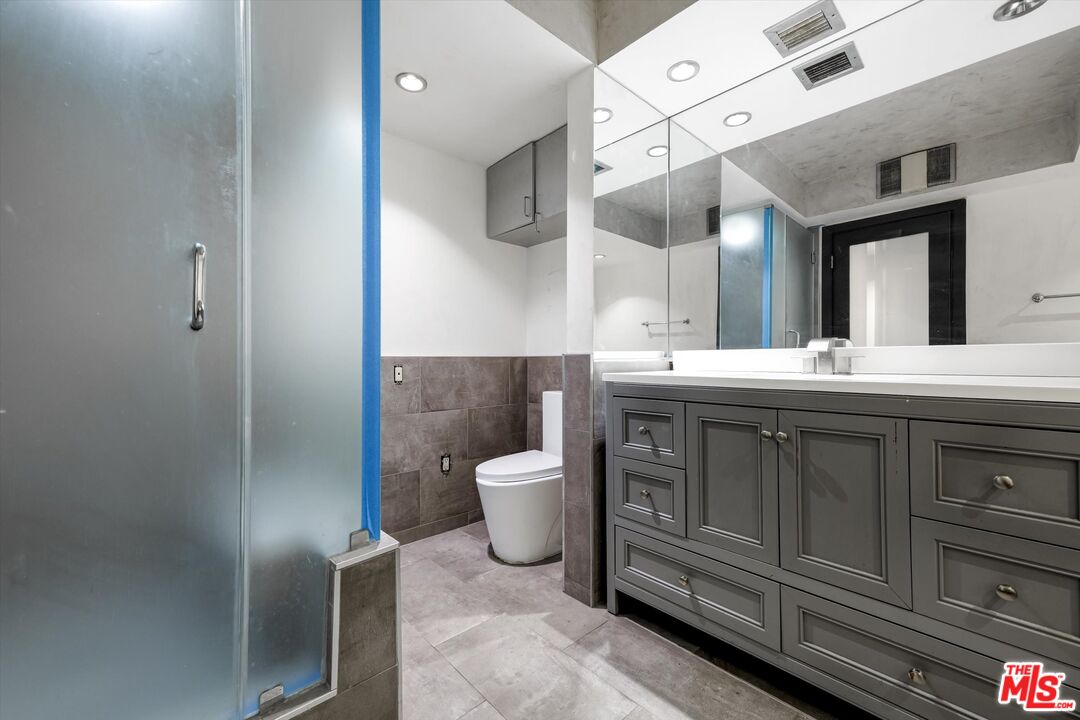 Los Angeles, California, 90024, United States, 2 Bedrooms Bedrooms, ,1 BathroomBathrooms,Residential,For Sale,1939322