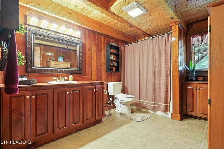 Jonesville, Virginia, 24263, United States, 6 Bedrooms Bedrooms, ,2 BathroomsBathrooms,Residential,For Sale,1979126