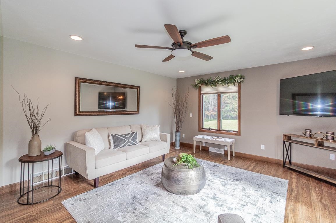 New London, Wisconsin, 54961-8021, United States, 4 Bedrooms Bedrooms, ,2 BathroomsBathrooms,Residential,For Sale,2008203