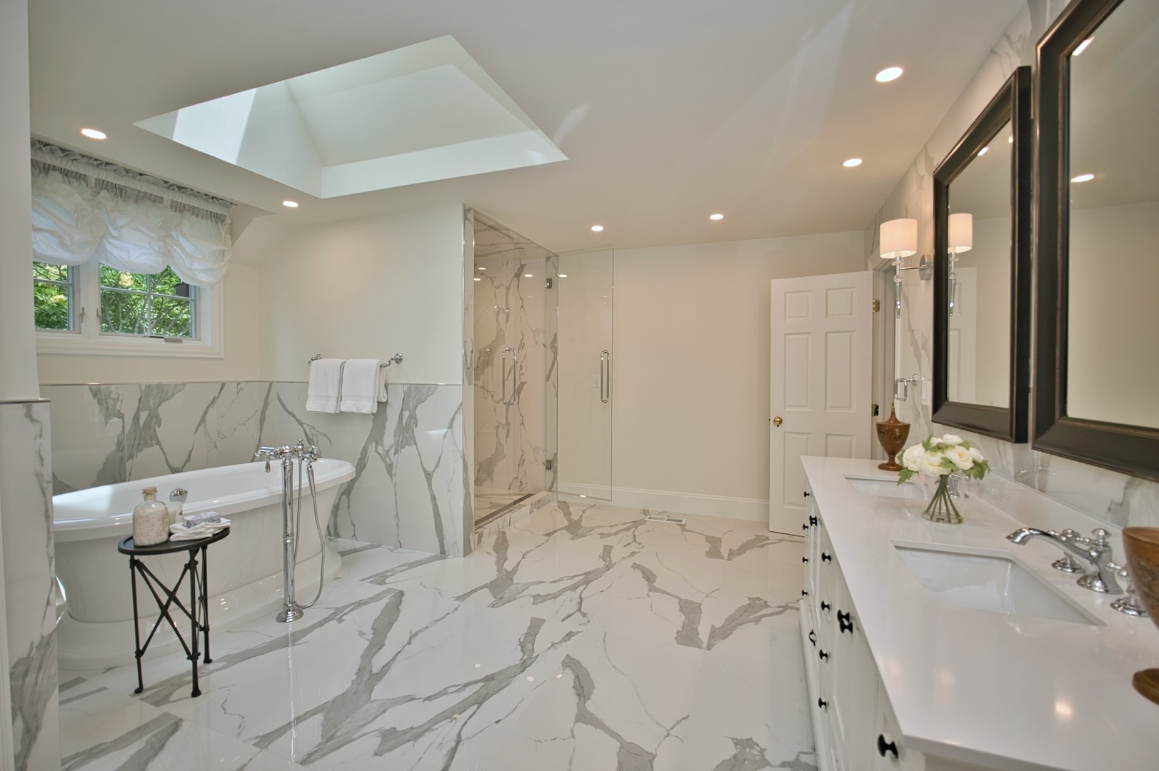 Lake Forest, Illinois, 60045, United States, 4 Bedrooms Bedrooms, ,5 BathroomsBathrooms,Residential,For Sale,1986111