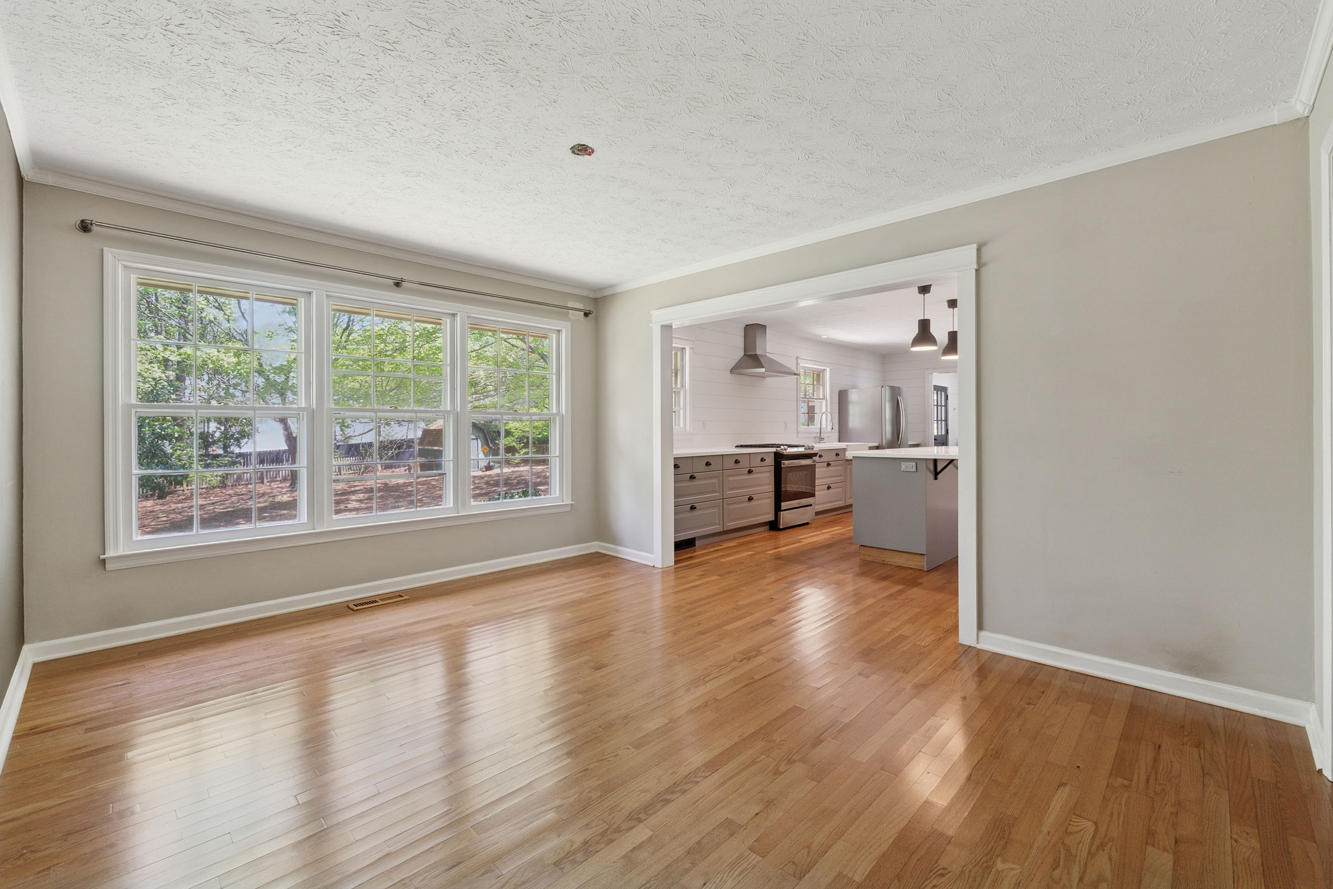  One of the Last Remaining Opportunities on Sought-After Meadow Drive in Downtown - 物件實景