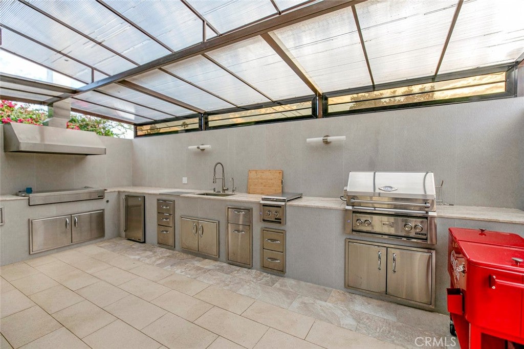 Glendale, California, 91201, United States, 4 Bedrooms Bedrooms, ,5 BathroomsBathrooms,Residential,For Sale,1969452