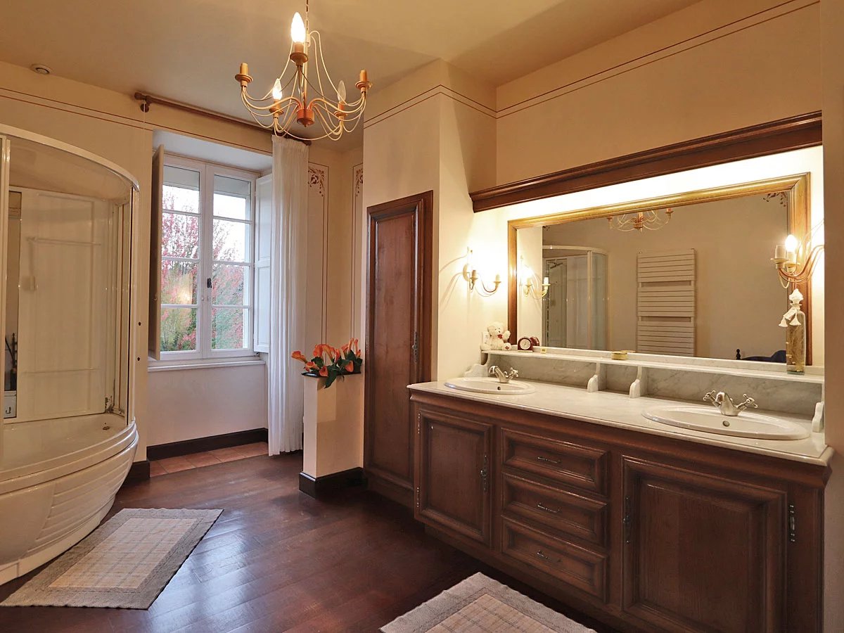 Bergerac, New Aquitaine, 24100, FR, 6 Bedrooms Bedrooms, ,4 BathroomsBathrooms,Residential,For Sale,1995551