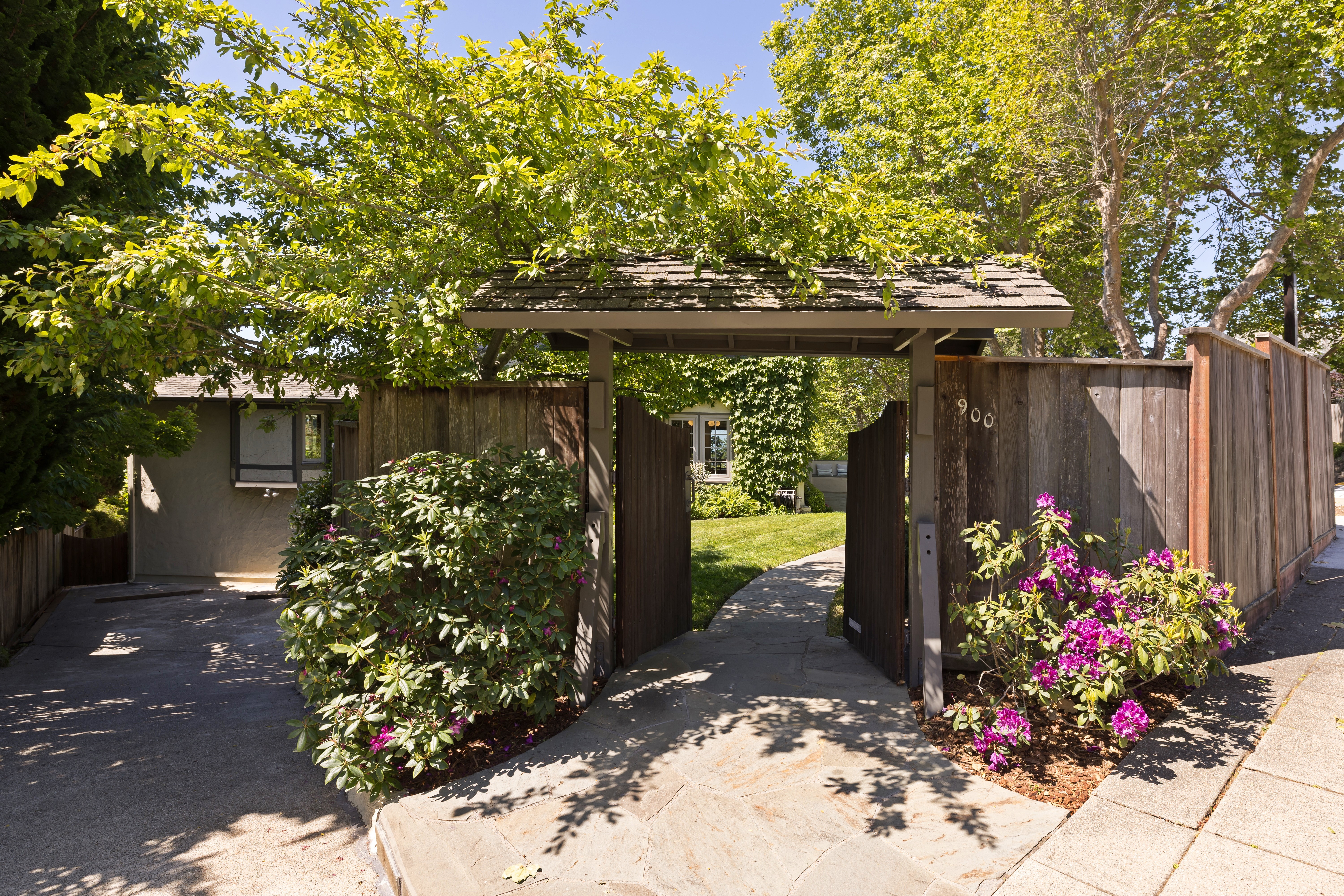  Timeless Berkeley Hills Gem with Spectacular Gardens and Bay Views - 物件實景