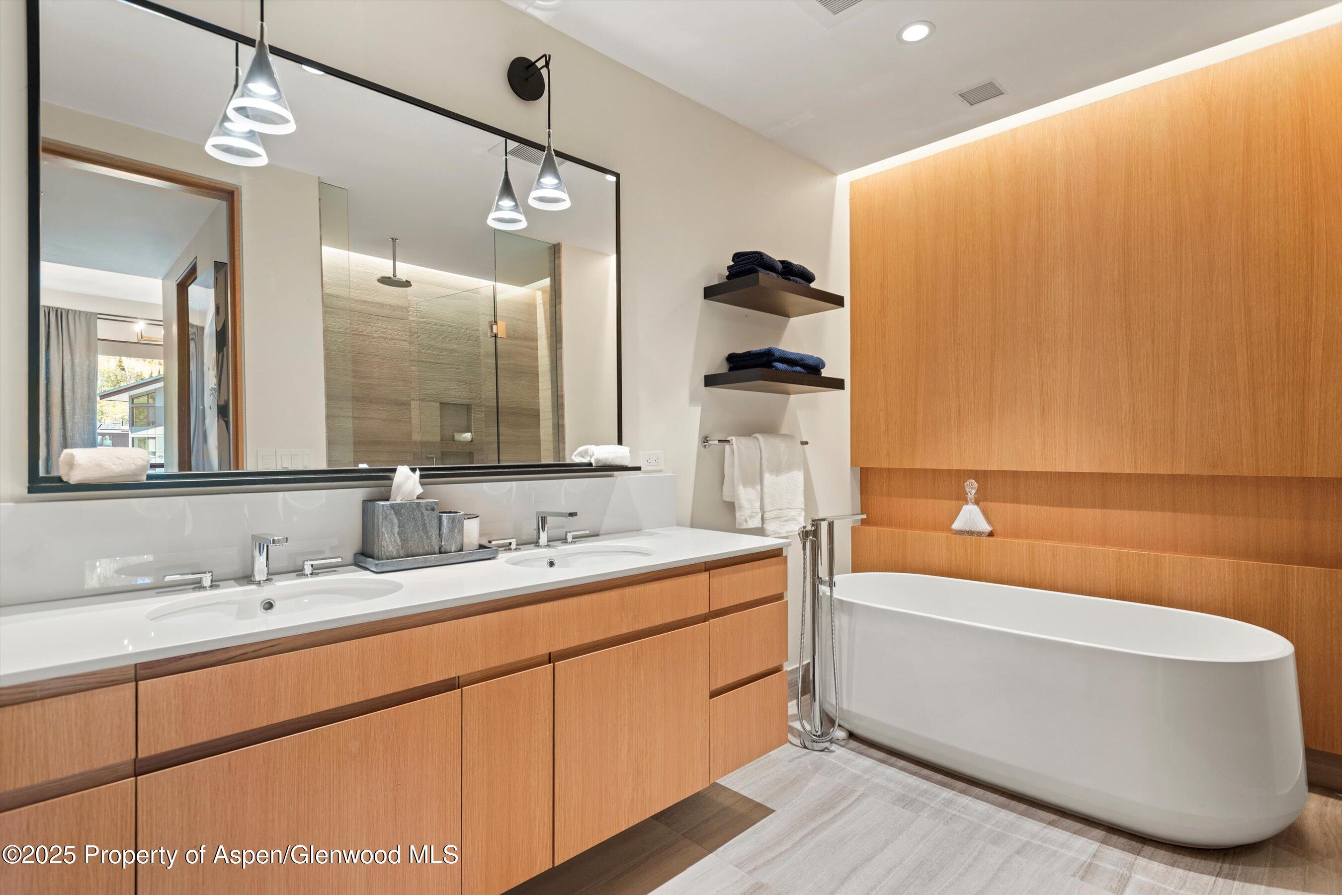 Snowmass Village, Colorado, 81615, United States, 3 Bedrooms Bedrooms, ,3 BathroomsBathrooms,Residential,For Sale,1997105