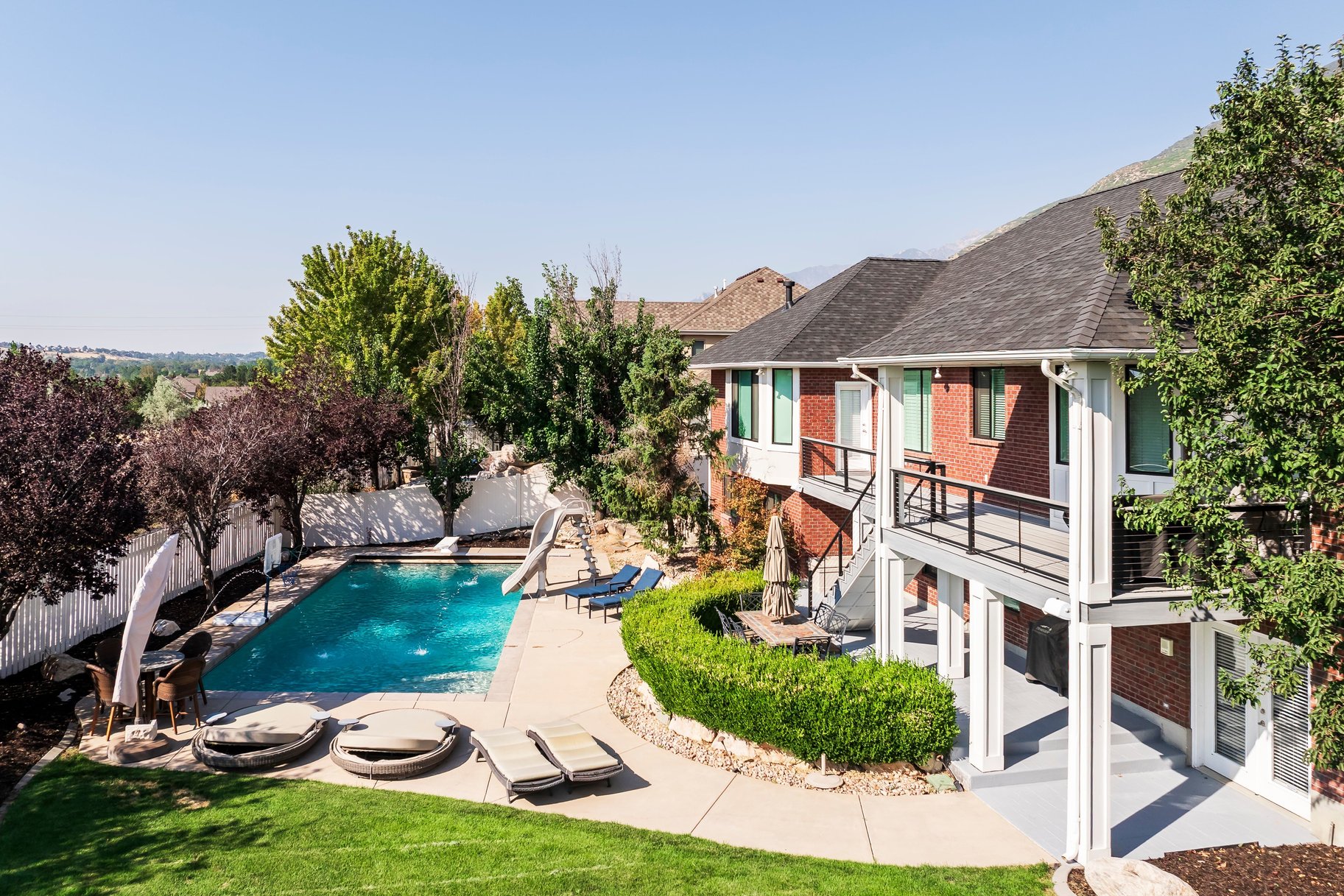  Timeless Draper Brick Rambler with 4-Car Garage and Saltwater Pool - 物件實景