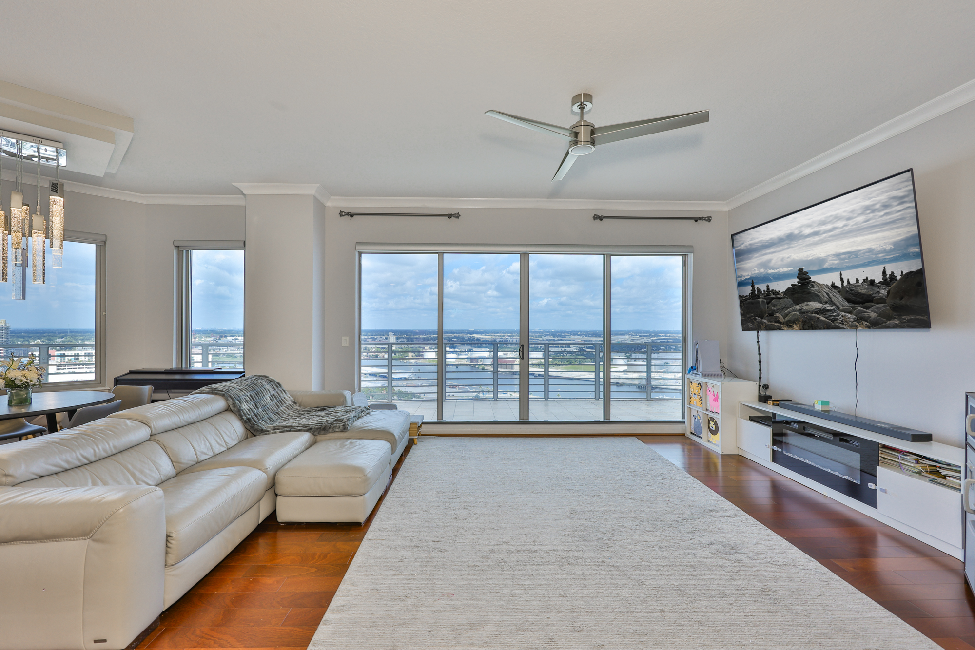 Tampa, Florida, 33602, United States, 3 Bedrooms Bedrooms, ,3 BathroomsBathrooms,Residential,For Sale,1982527