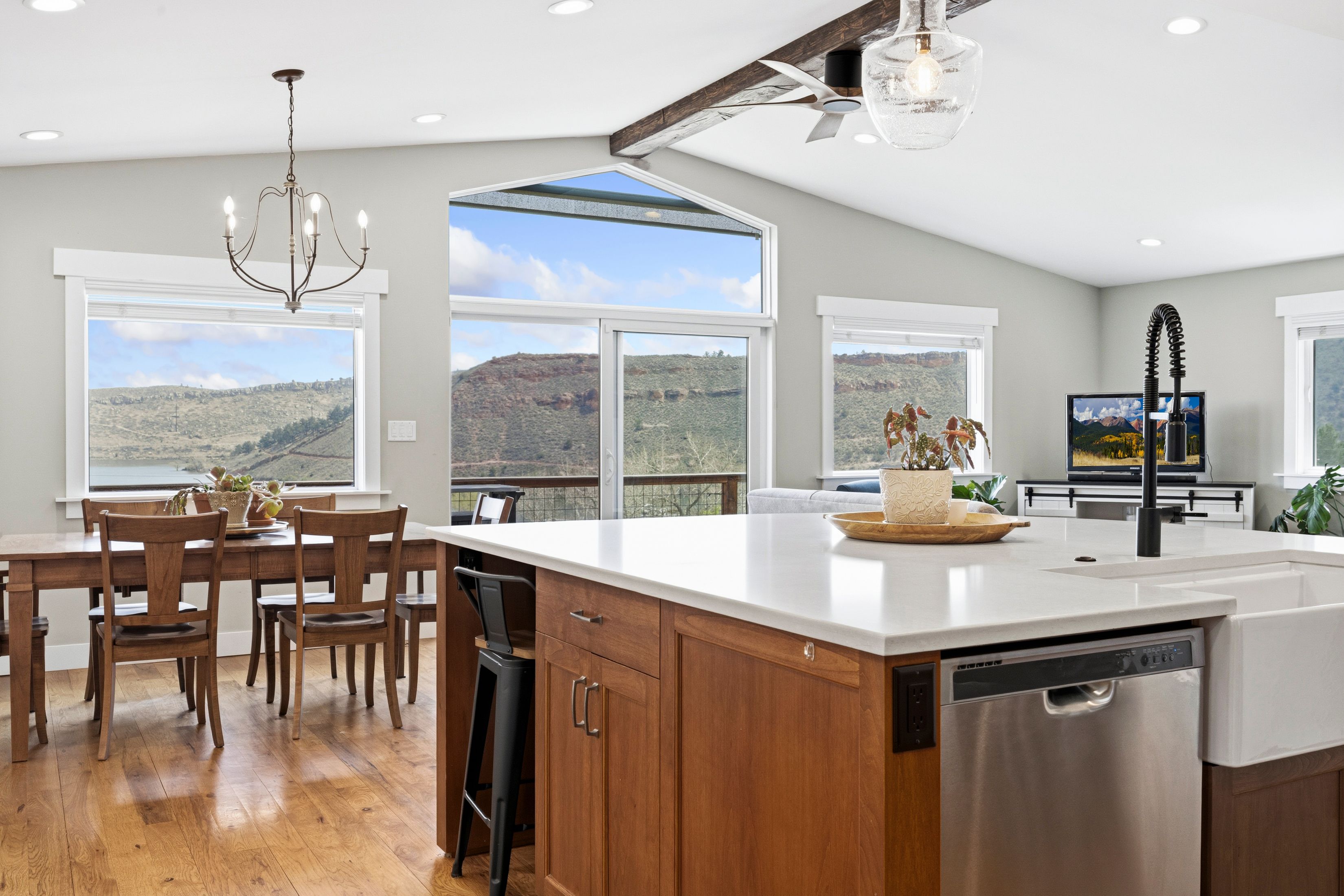  Beautifully Updated Raised Ranch, Perfectly Positioned to Capture Views - 物件實景