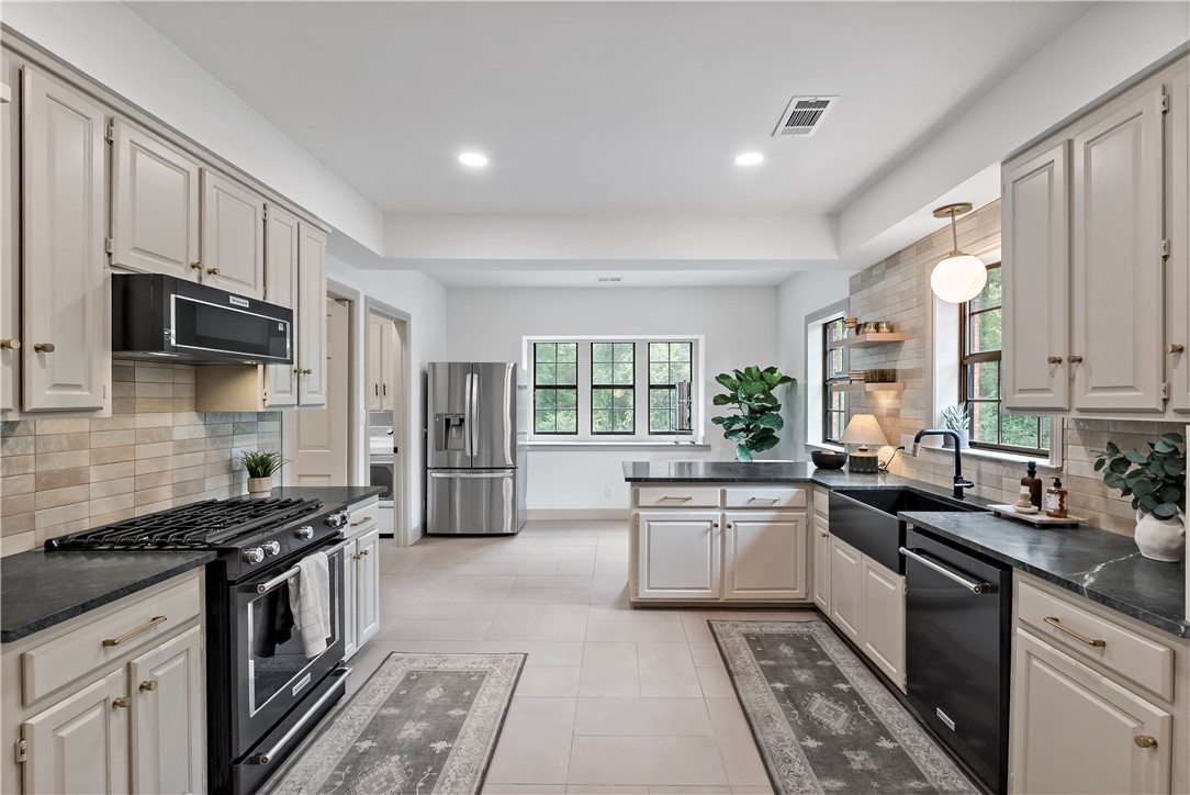 College Station, Texas, 77845, United States, 4 Bedrooms Bedrooms, ,5 BathroomsBathrooms,Residential,For Sale,1932091