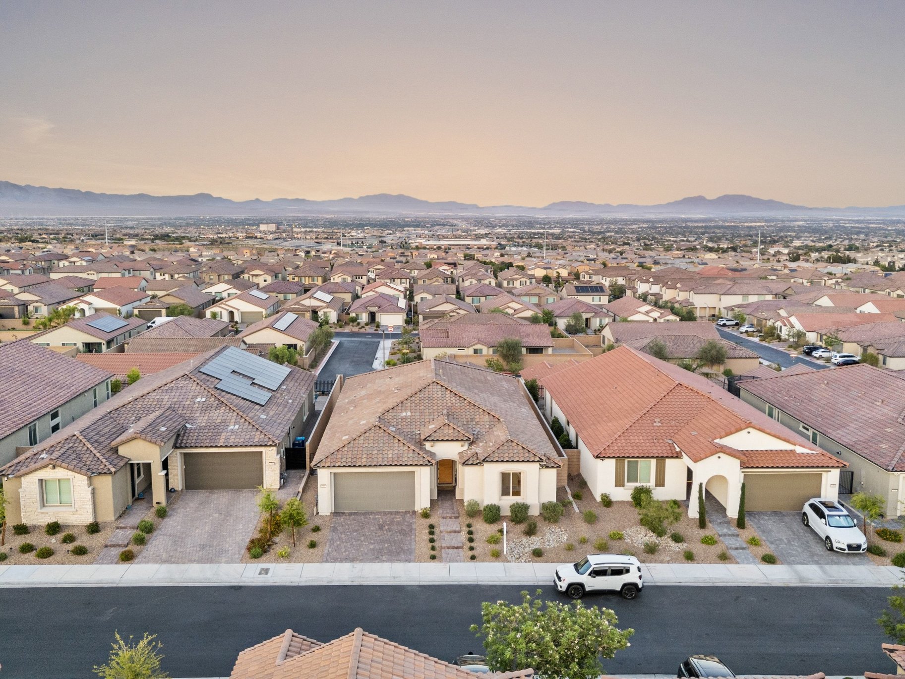  Thoughtfully Upgraded Home Set on an Elevated Lot Offering Sweeping Views - 物件實景