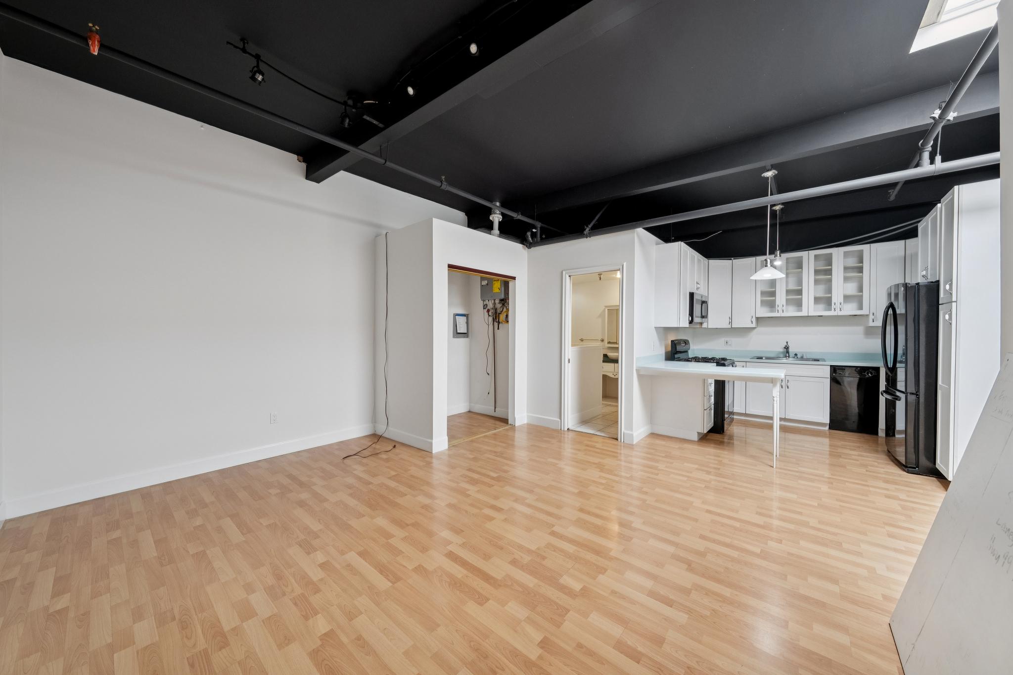  Creative Loft-Style Commercial Space with 15+ Foot Ceilings - 物件實景