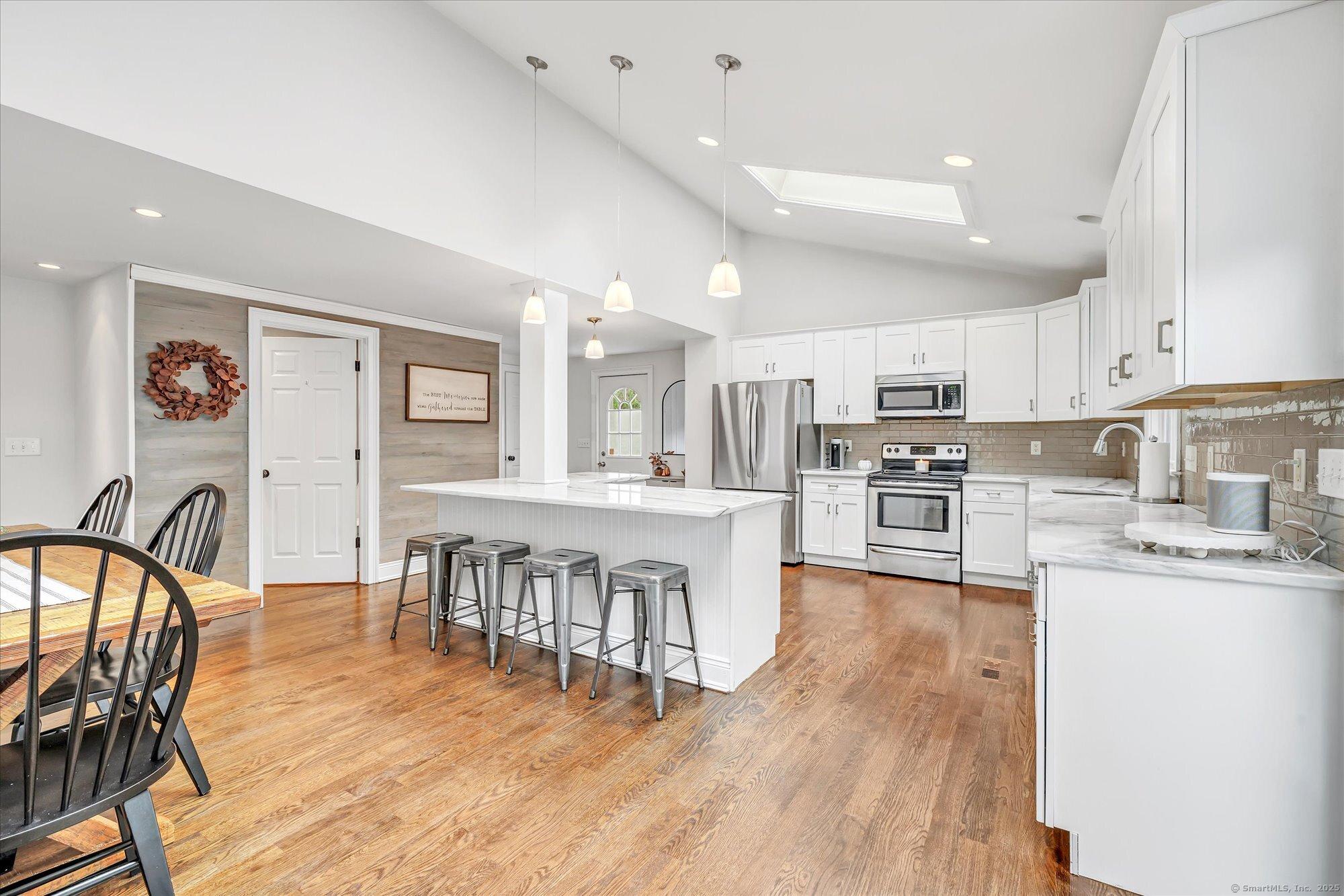 Stratford, Connecticut, 06614, United States, 3 Bedrooms Bedrooms, ,2 BathroomsBathrooms,Residential,For Sale,1978049