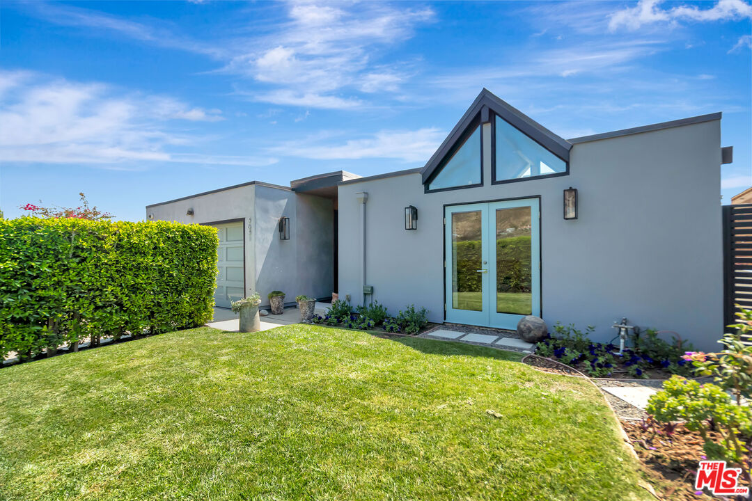 Malibu, California, 90265, United States, 4 Bedrooms Bedrooms, ,3 BathroomsBathrooms,Residential,For Sale,1925740