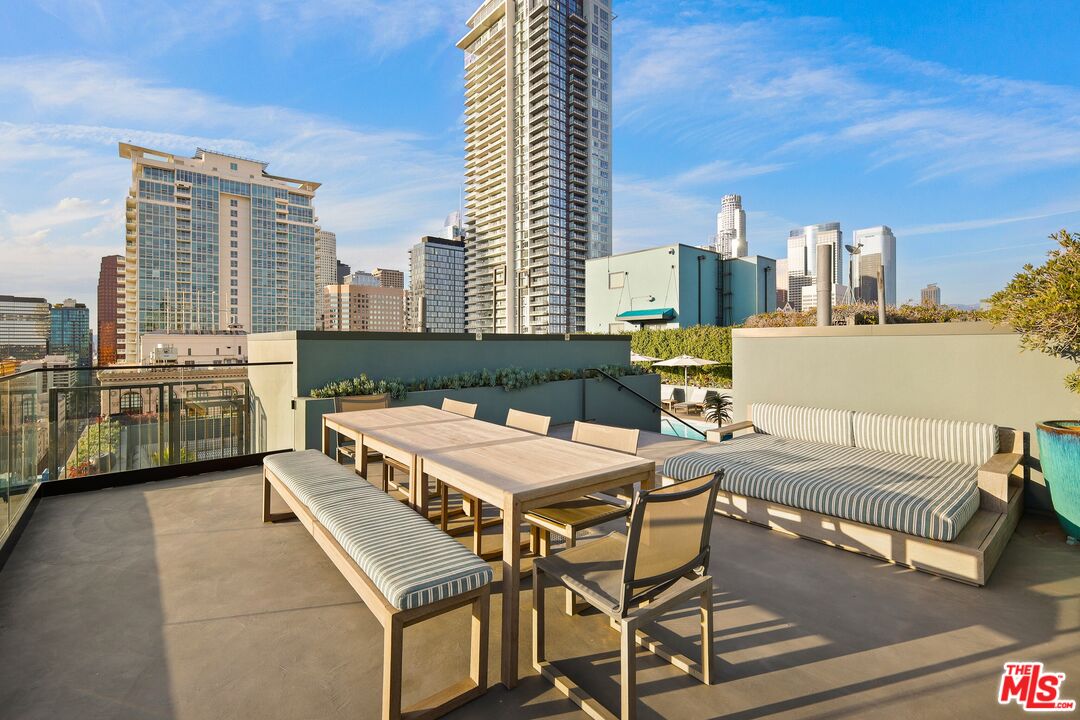 Los Angeles, California, 90014, United States, 2 Bedrooms Bedrooms, ,2 BathroomsBathrooms,Residential,For Sale,1938592