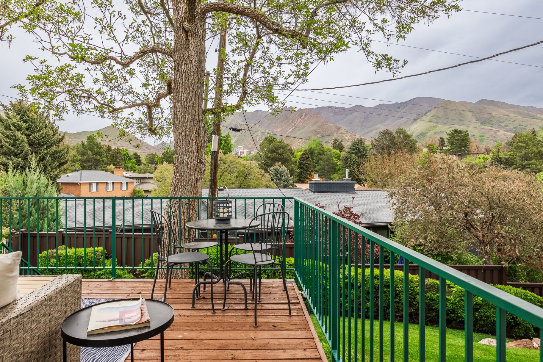  Elegant Contemporary Rambler in Sought After Neighborhood - 物件實景
