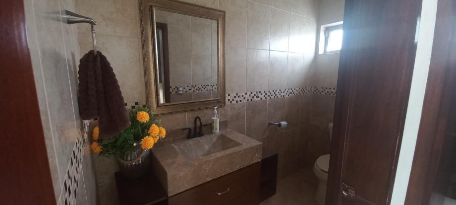 Circuito de la Pimavera, Torreón, Coahuila de Zaragoza, 27018, Mexico, 5 Bedrooms Bedrooms, ,3 BathroomsBathrooms,Residential,For Sale,Circuito de la Pimavera,1587997