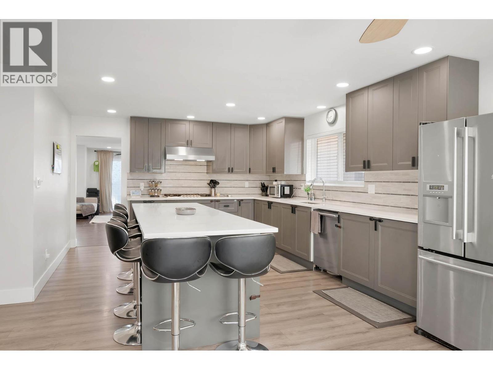 KAMLOOPS, British Columbia, V1S 1W2, CA, 6 Bedrooms Bedrooms, ,4 BathroomsBathrooms,Residential,For Sale,1950563