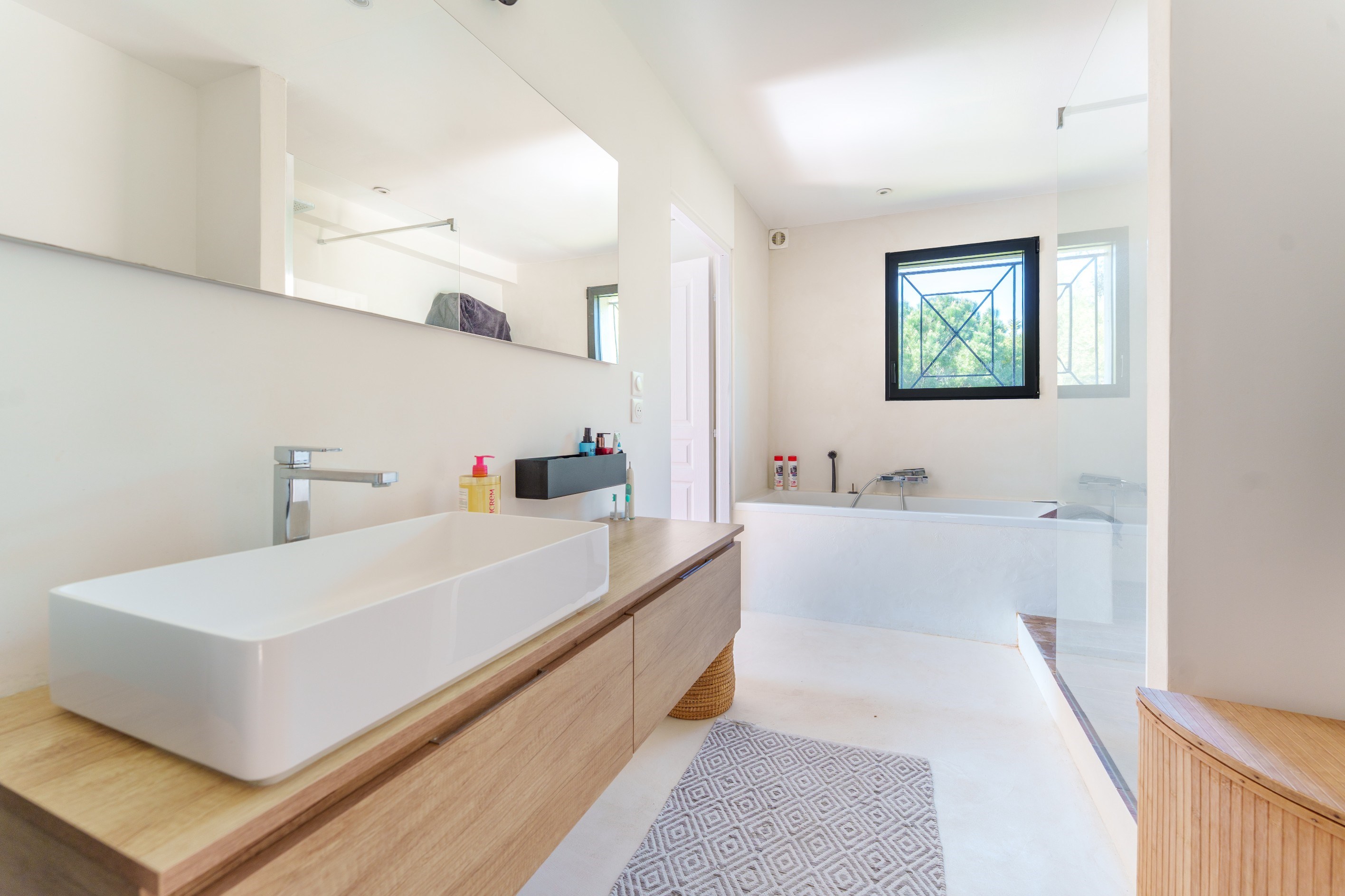  Contemporary villa with landscaped grounds and lagoon-style pool – Lattes - 物件實景
