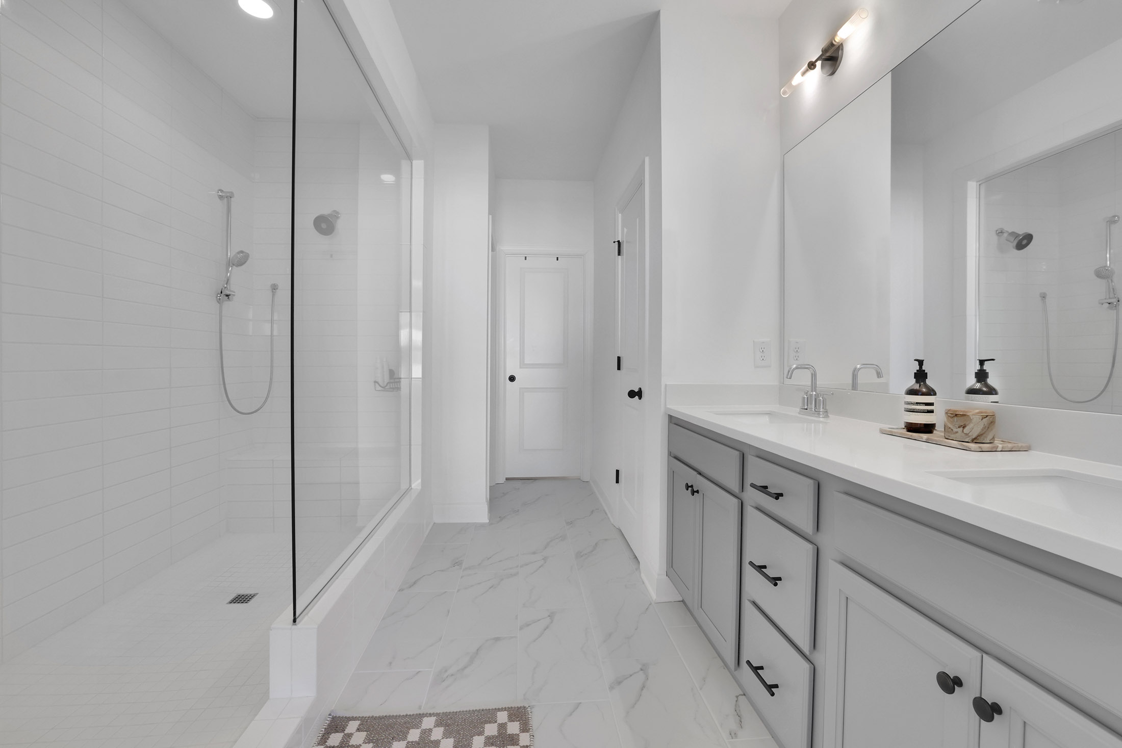  Thoughtfully Designed Townhome in Gated Enclave - 物件實景