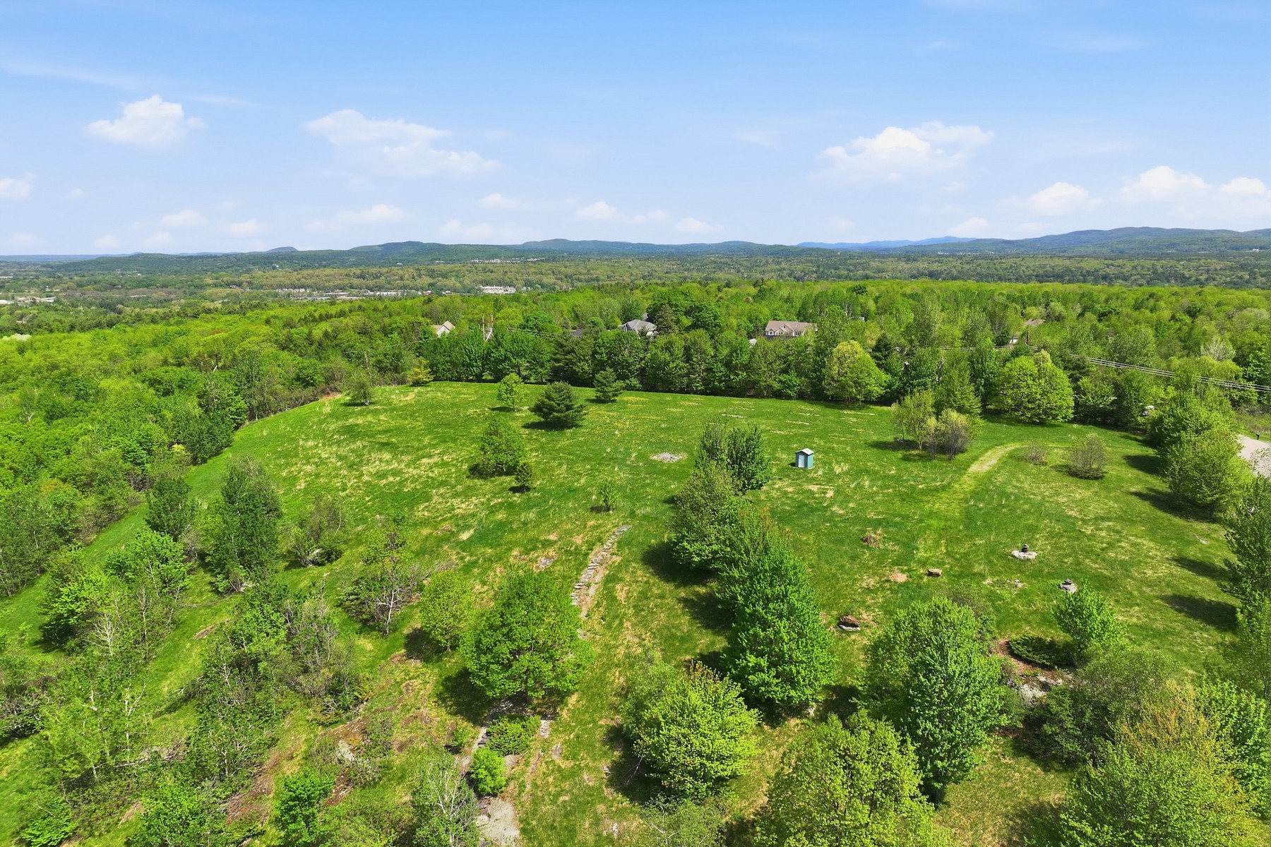  351 Ledgewood Drive - 物件實景