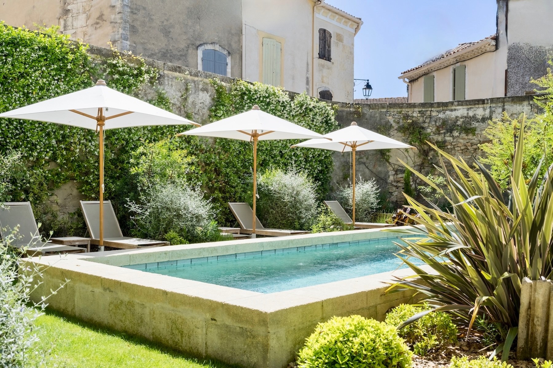  Fully renovated private mansion of over 1,100 sqm with garden, swimming pool an… - 物件實景