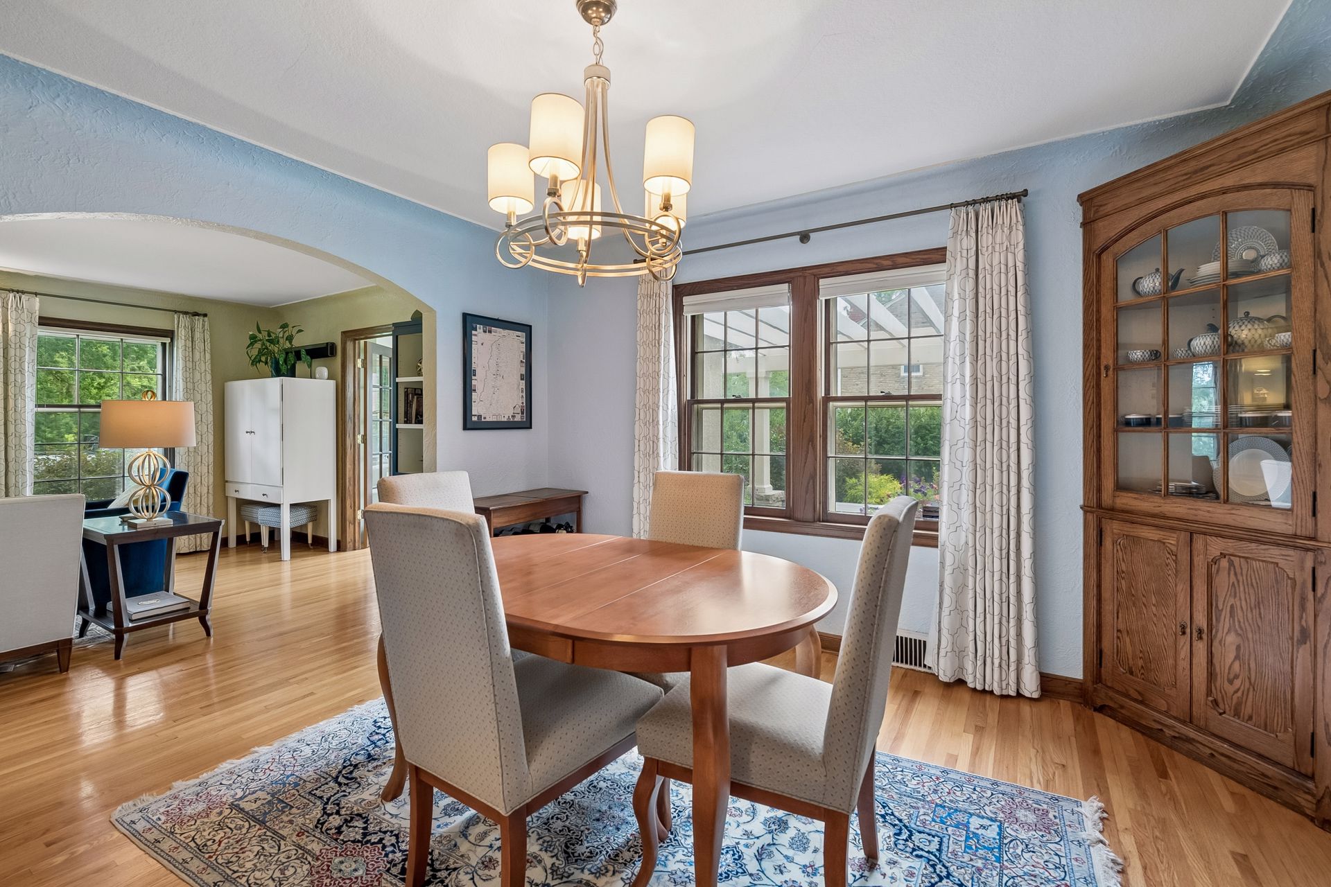  Thoughtfully Updated Tudor on a Rare Oversized Lot - 物件實景
