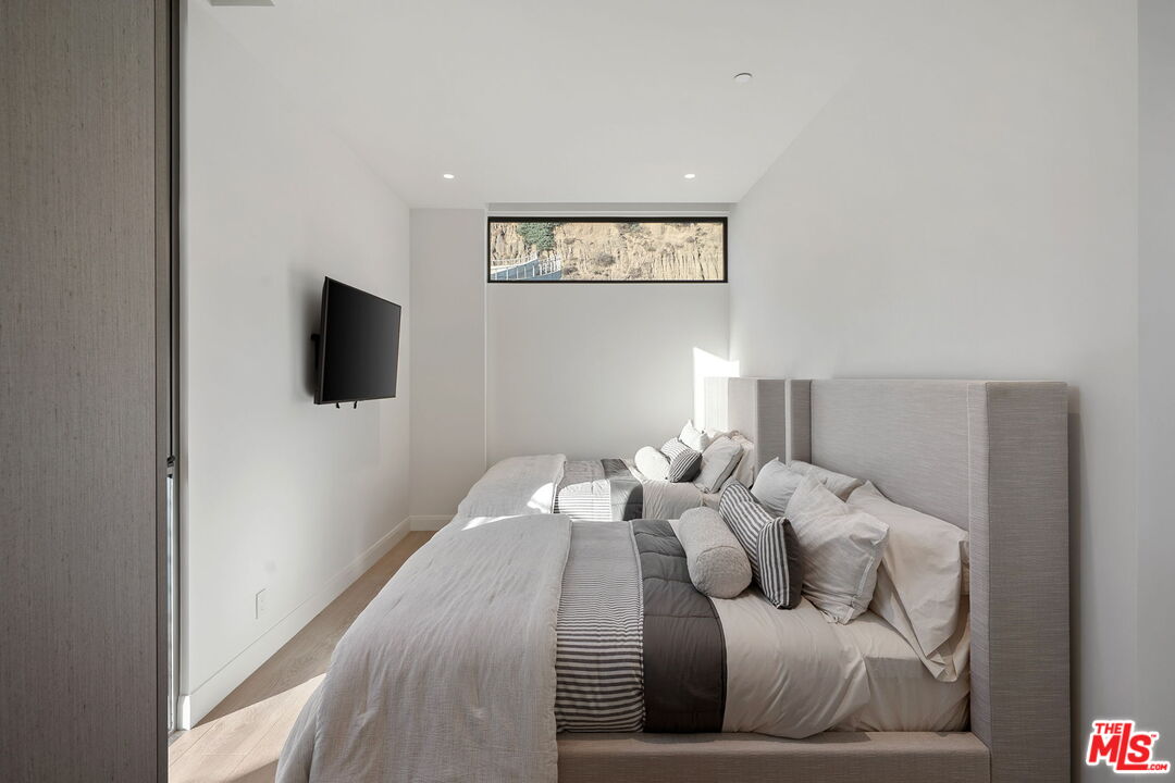 Santa Monica, California, 90403, United States, 7 Bedrooms Bedrooms, ,9 BathroomsBathrooms,Residential,For Sale,1955538