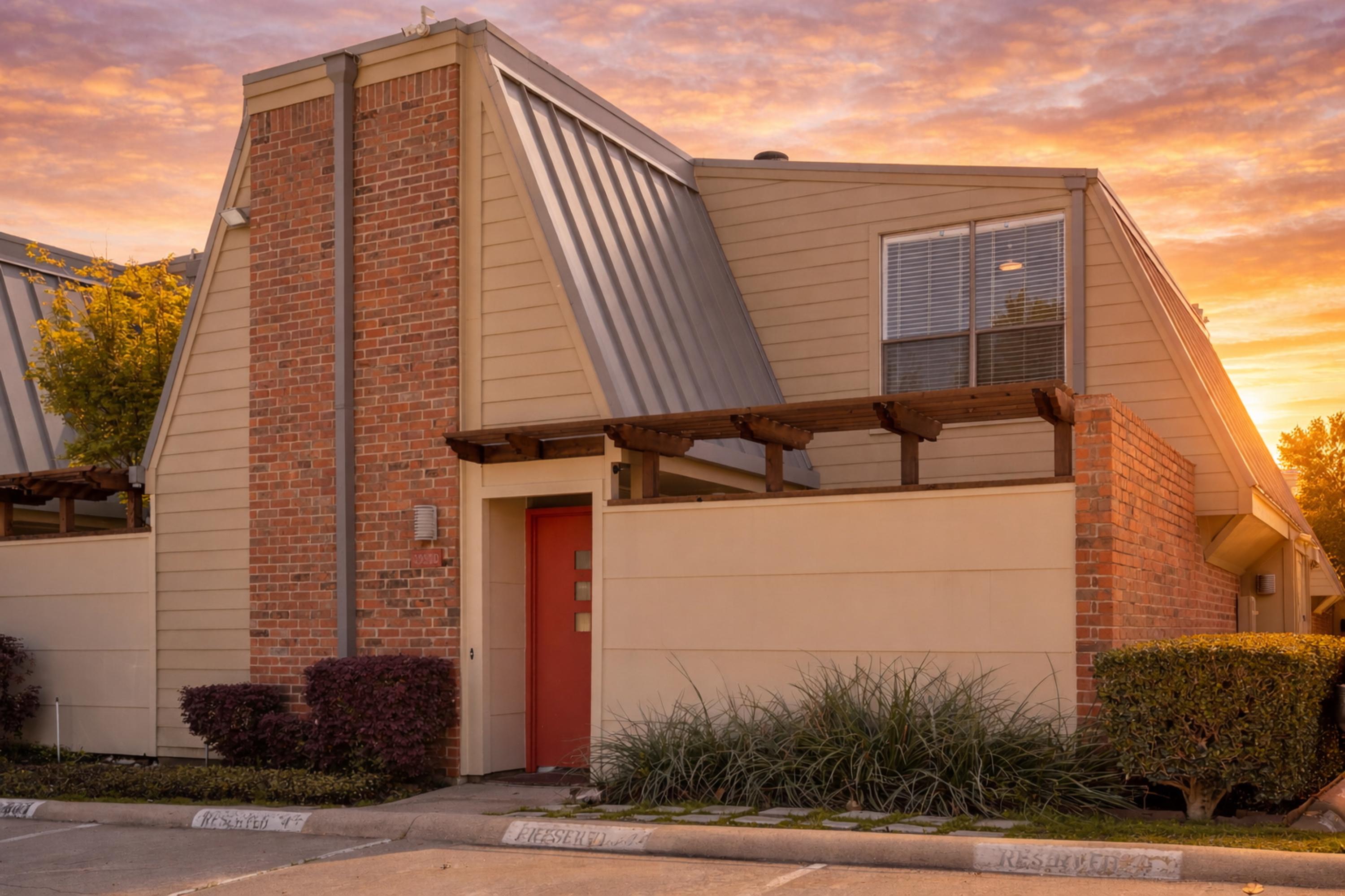  Katy Trail Condo Fully Remodeled with Private Turf Patio - 物件實景