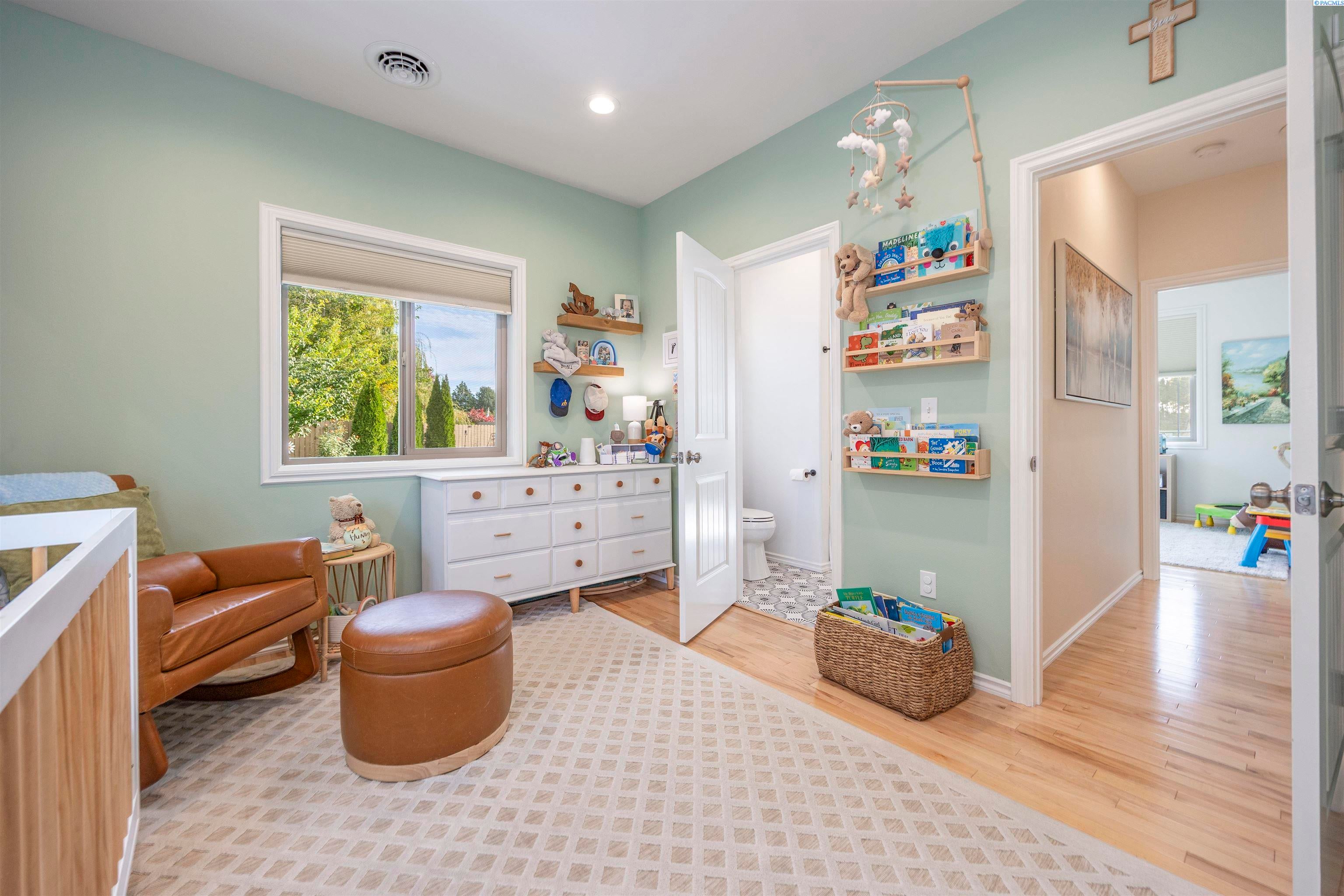 Pasco, Washington, 99301, United States, 3 Bedrooms Bedrooms, ,3 BathroomsBathrooms,Residential,For Sale,1981620