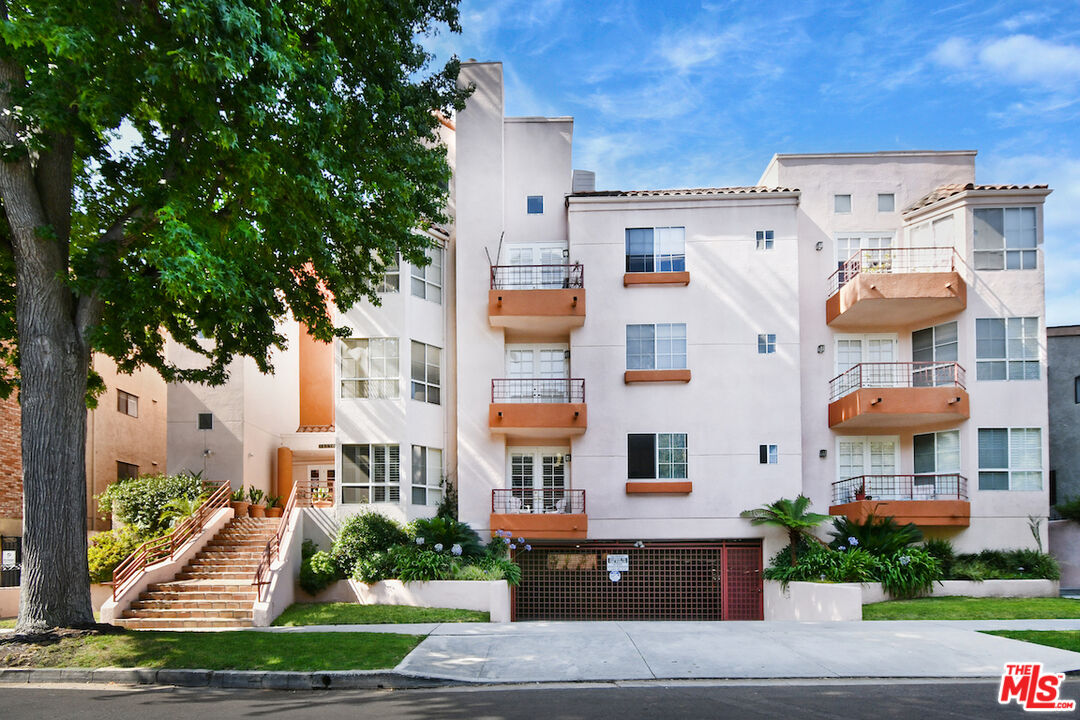 Sherman Oaks, California, 91403, United States, 2 Bedrooms Bedrooms, ,3 BathroomsBathrooms,Residential,For Sale,1951030