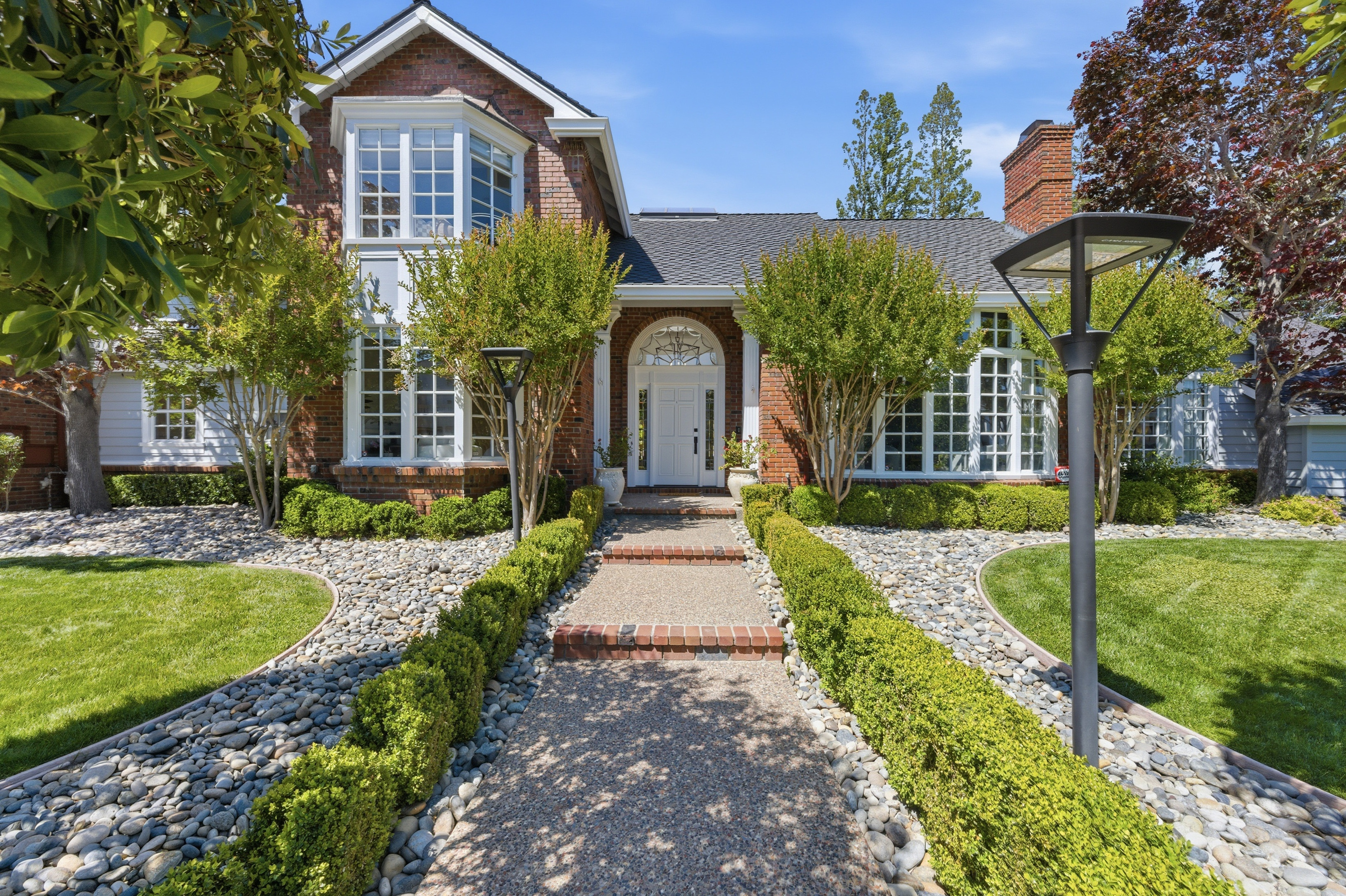  Timeless Transitional Estate with Resort-Style Backyard - 物件實景