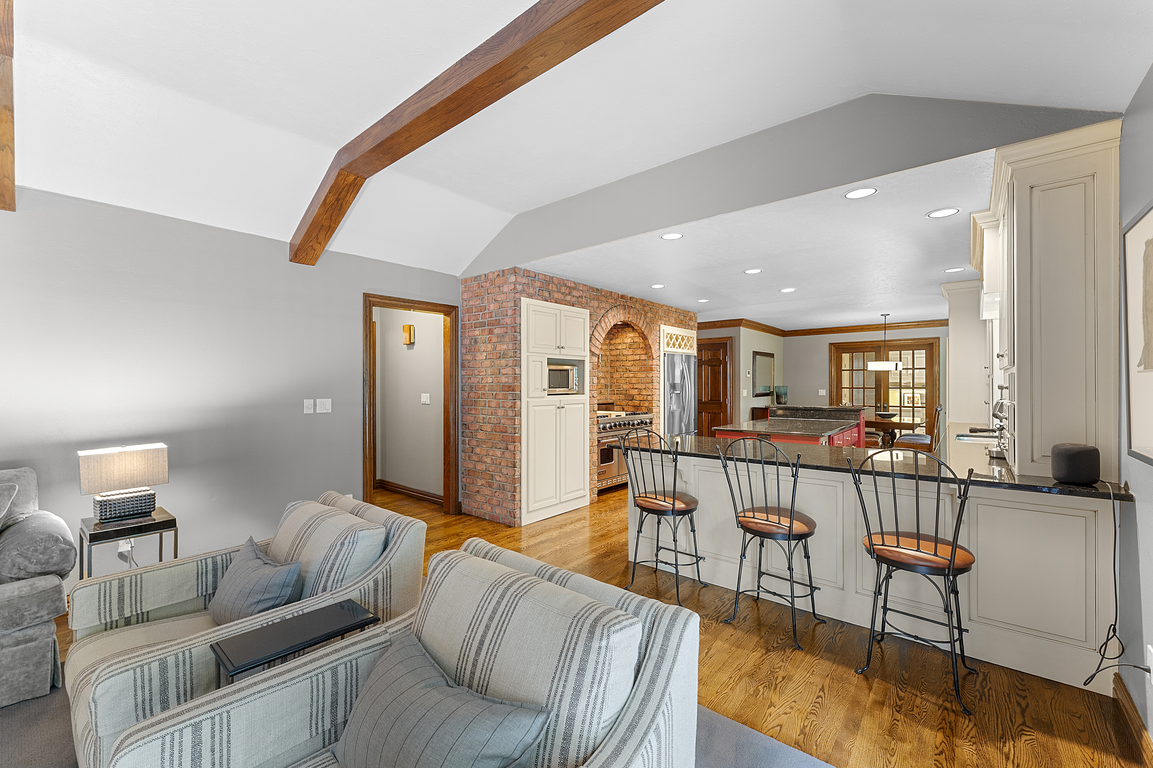  Elegant Colonial Offering Space, Privacy & Modern Comfort - 物件實景