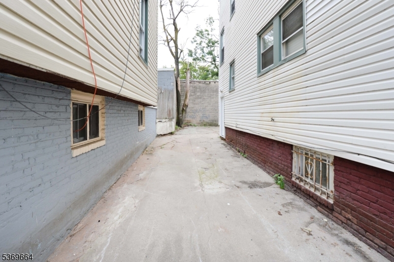Irvington Twp., New Jersey, 07111, United States, 5 Bedrooms Bedrooms, ,3 BathroomsBathrooms,Residential,For Sale,1895417