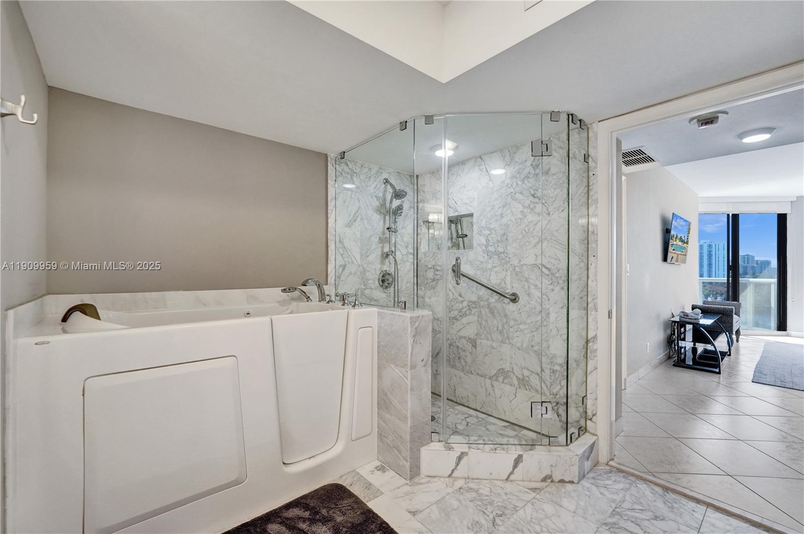 Aventura, Florida, 33180, United States, 2 Bedrooms Bedrooms, ,2 BathroomsBathrooms,Residential,For Sale,1988948