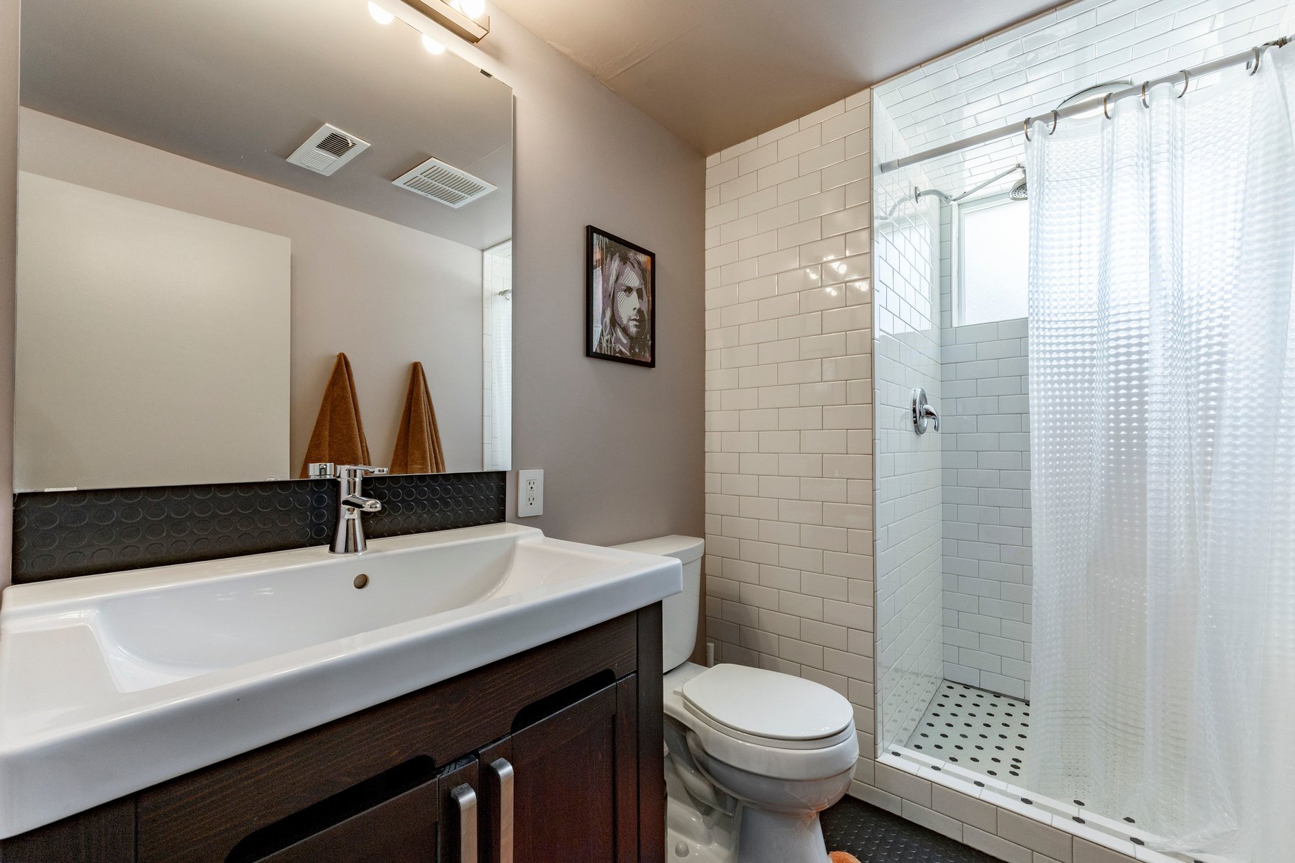  Spacious Millcreek Bungalow with Expansive Backyard & 2-Car Garage - 物件實景