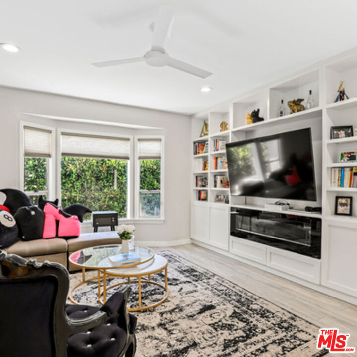 Los Angeles, California, 90048, United States, 3 Bedrooms Bedrooms, ,2 BathroomsBathrooms,Residential,For Sale,1919092
