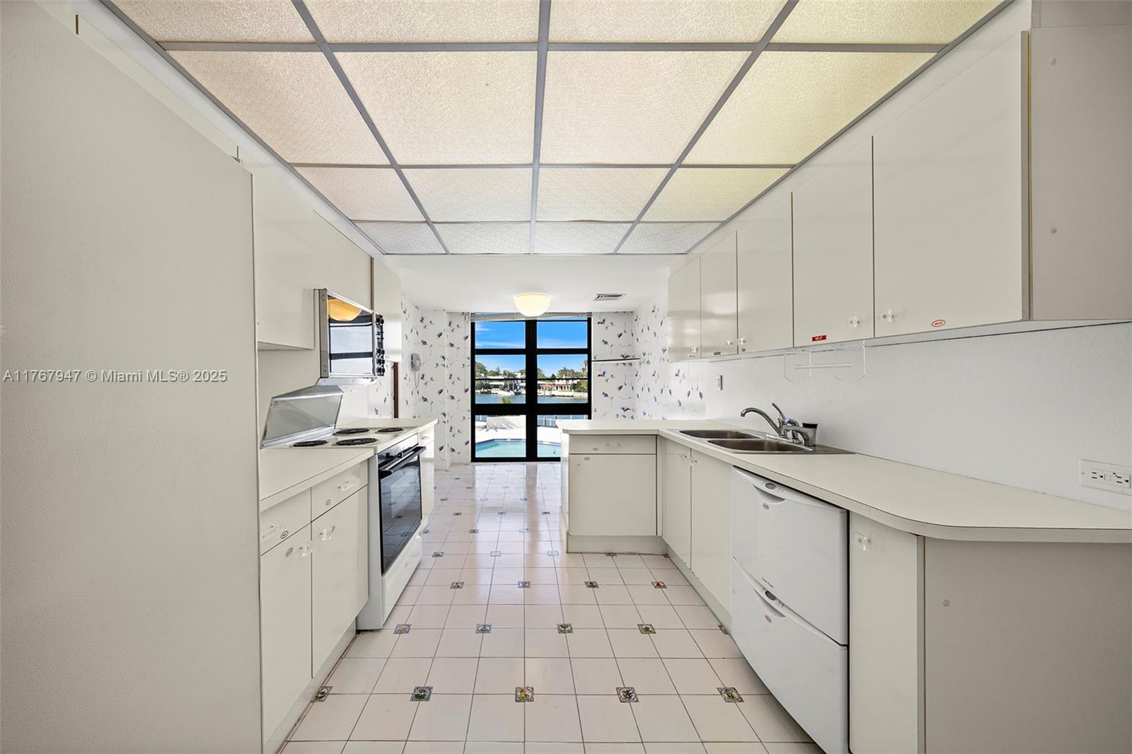 Miami Beach, Florida, 33140, United States, 3 Bedrooms Bedrooms, ,4 BathroomsBathrooms,Residential,For Sale,1745690