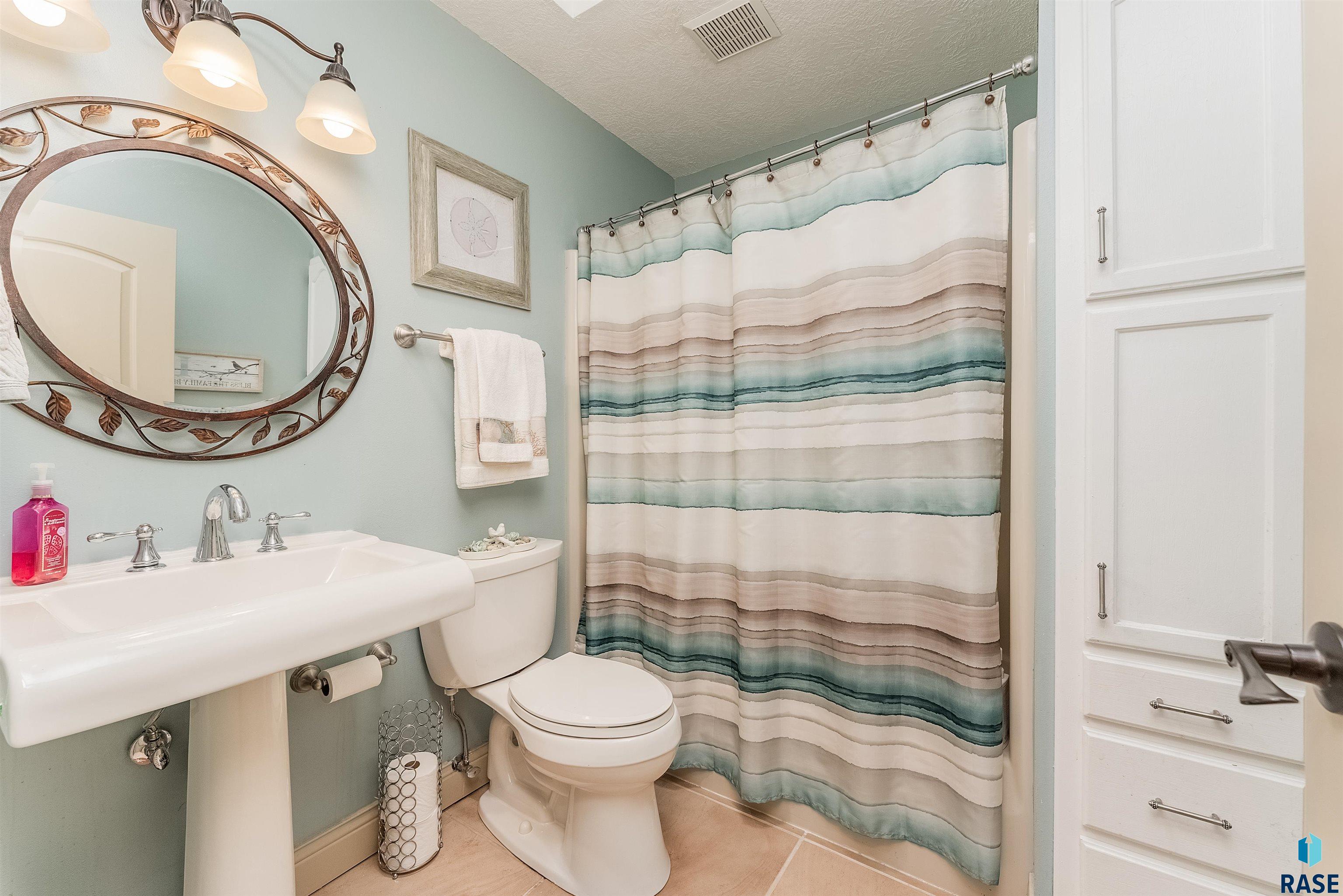 Sioux Falls, South Dakota, 57105, United States, 3 Bedrooms Bedrooms, ,2 BathroomsBathrooms,Residential,For Sale,1926722