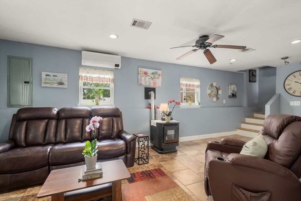 Wakefield, Massachusetts, 01880, United States, 5 Bedrooms Bedrooms, ,3 BathroomsBathrooms,Residential,For Sale,1837062