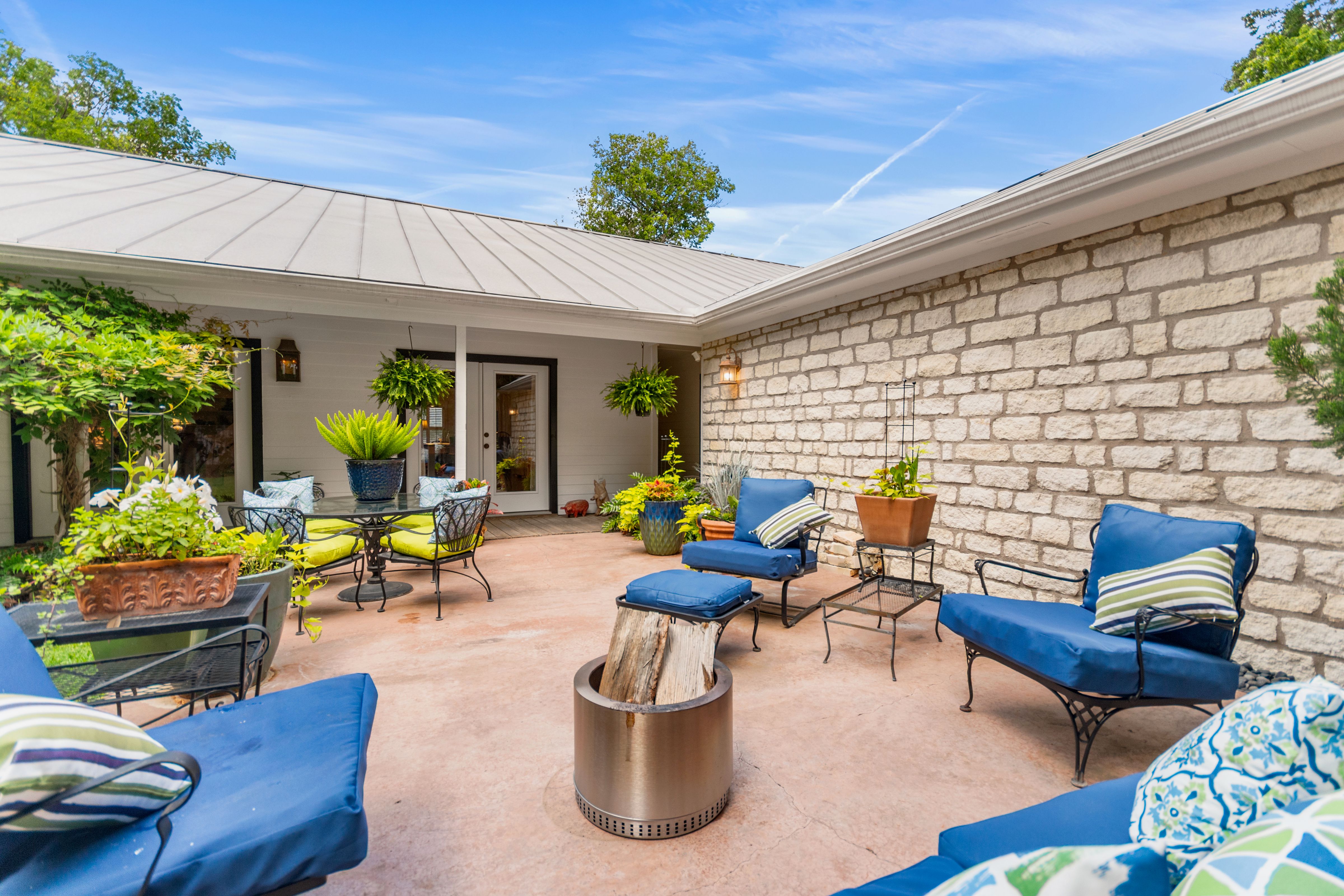  Privacy, Hill Country Charm and Income Potential - 物件實景