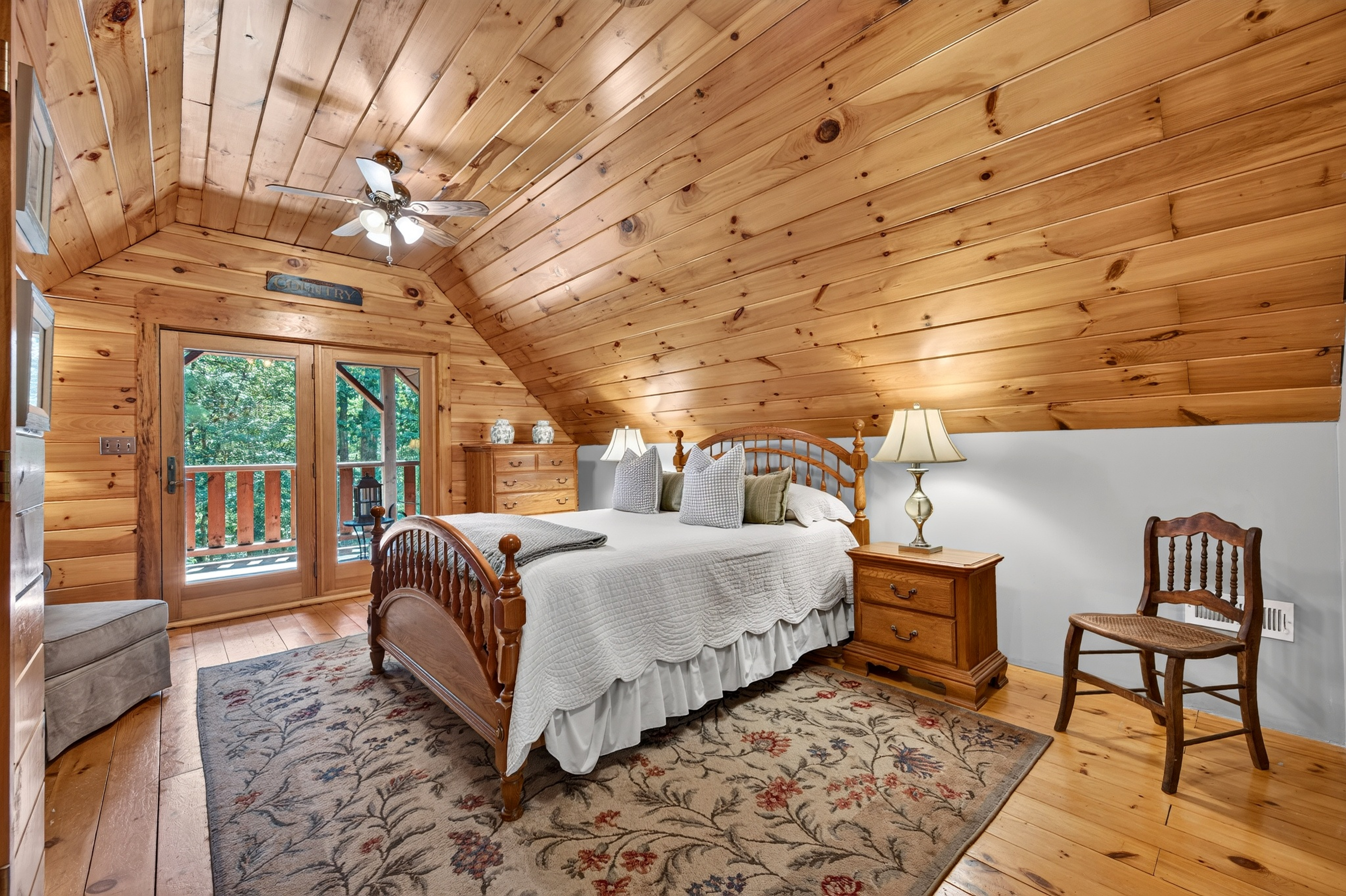  Tucked within four private, tranquil acres, this charming rustic log home offers - 物件實景