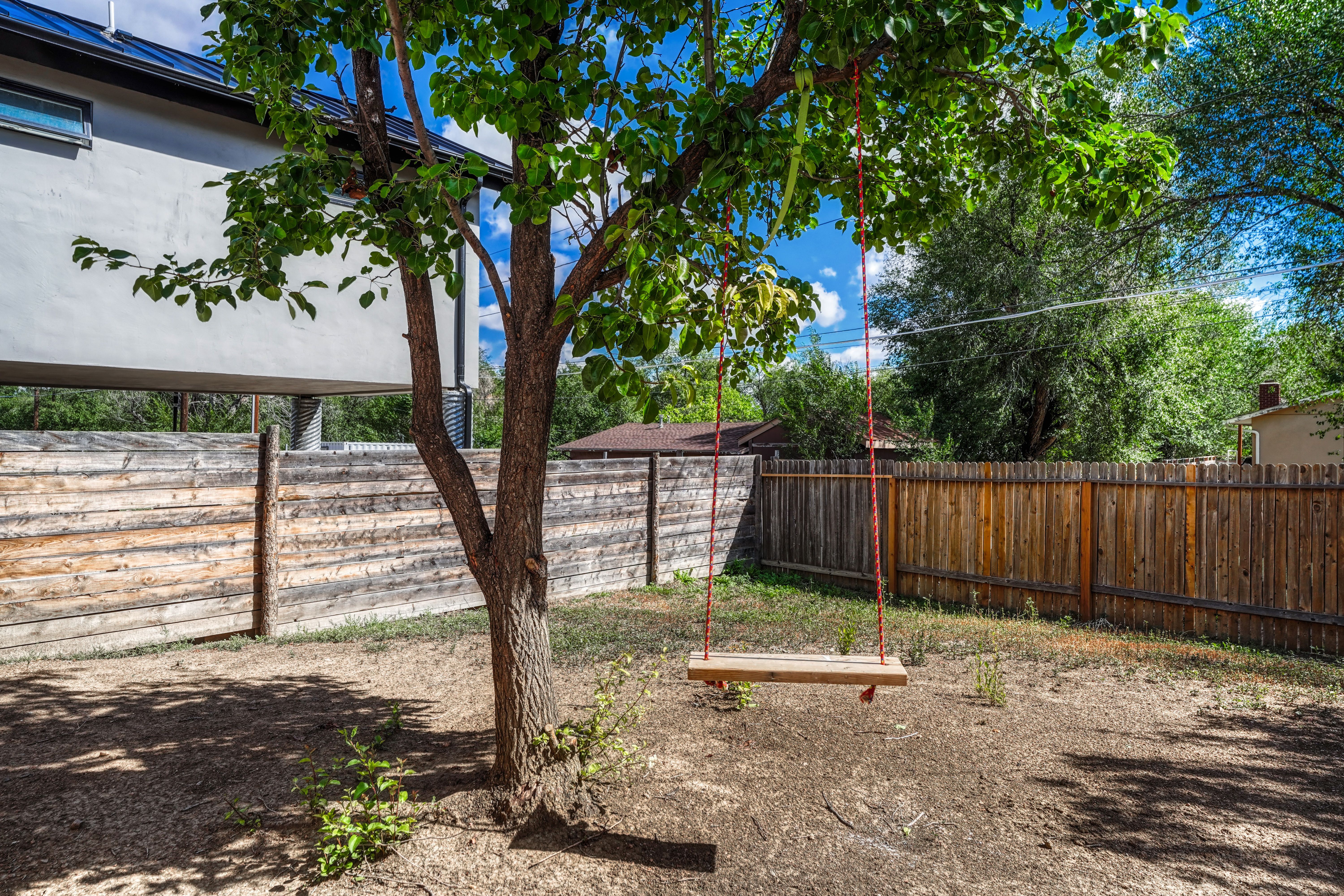  Welcome to This Beautifully Updated Home in Calvert Heights - 物件實景