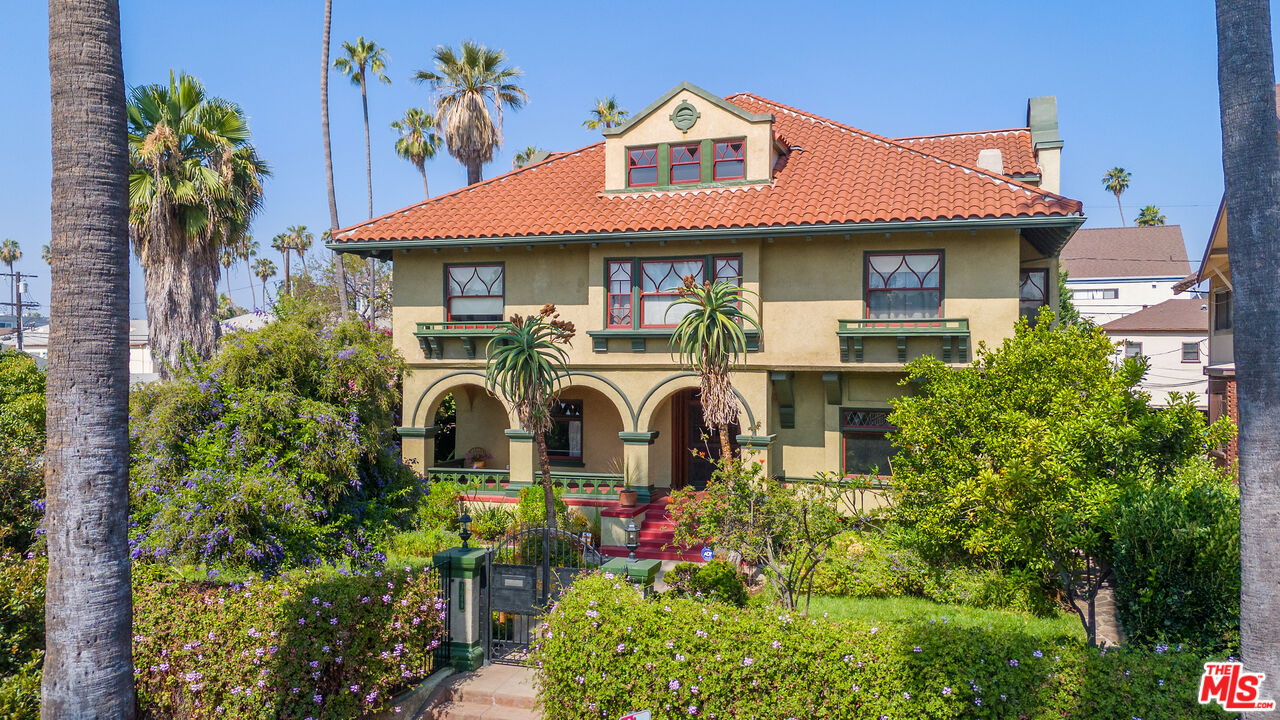 Los Angeles, California, 90006, United States, 6 Bedrooms Bedrooms, ,5 BathroomsBathrooms,Residential,For Sale,1883118
